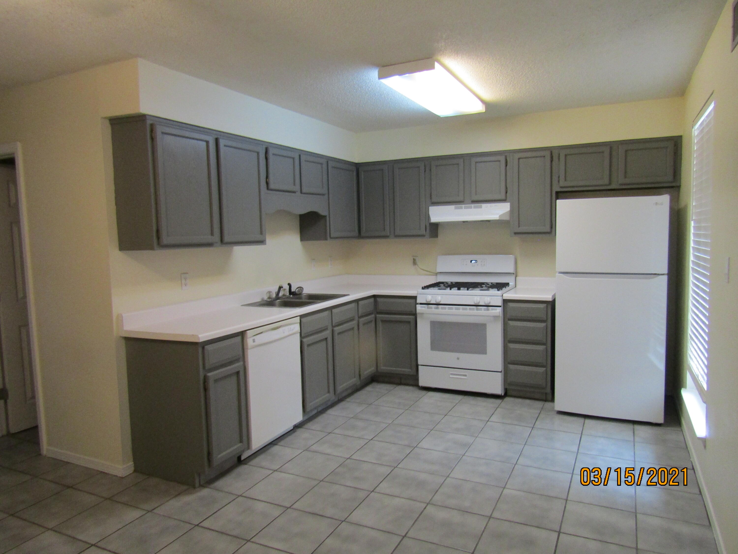 COUNTRY VILLAS - Residential Lease