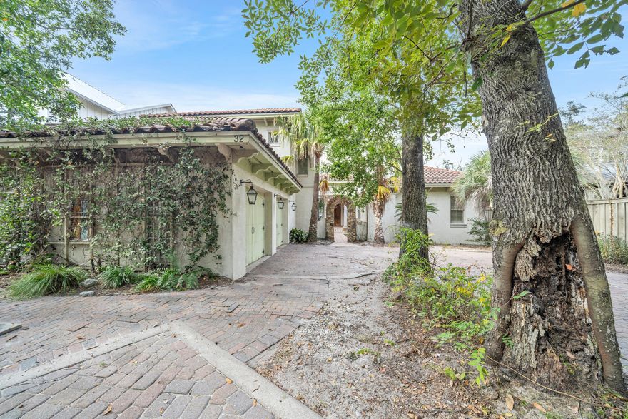 Outstanding deep WATERFRONT opportunity on Hewitt Bayou!!  Bring your investors or home buyers looking for the perfect deep water fixer upper.  32 Driscoll is a custom built, quality concrete block construction  that has been abused by previous tenants.  Surrounded by beautiful homes on quiet single lane street, this home is a diamond in the rough.  Spacious and open living, dining and kitchen with fireplace, large master suite with   a huge master bath and closet area, with it's own laundry, as well as an additional bedroom and bath comprise the first floor.  A gorgeous 2 story foyer with a pecky cypress ceiling separates the master from living space. Upstairs there are 2 large BR with baths, and an upstairs living area. Bring your imagination. This is a must show.  Cash purchase only.
