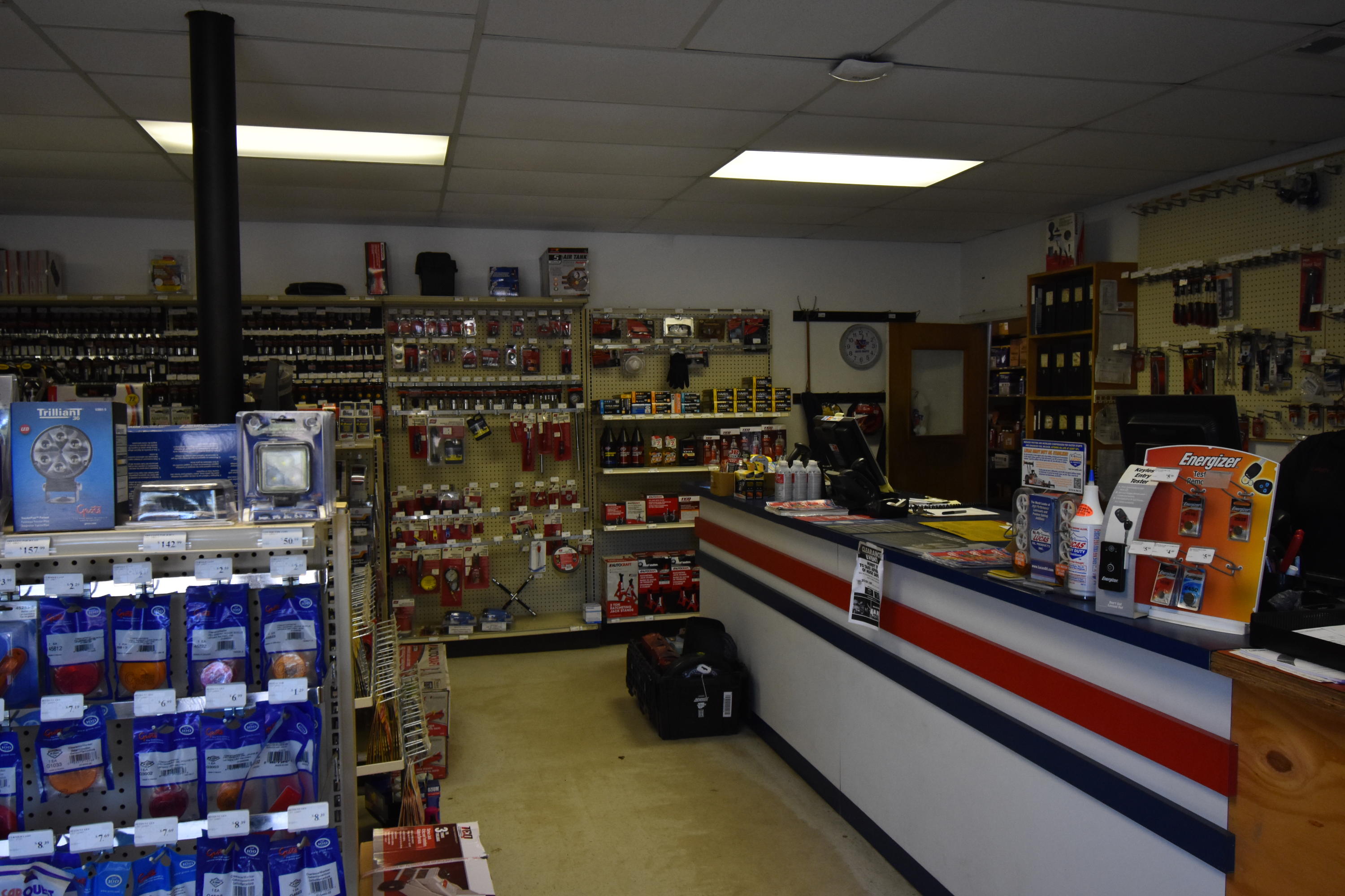 Main image without alt text