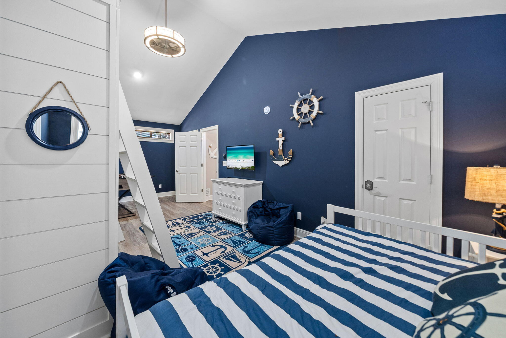 VANTAGE POINTE - Residential