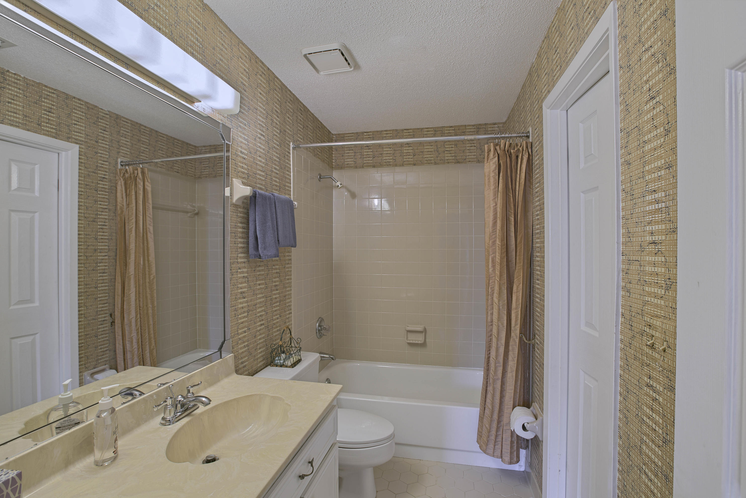 LINKSIDE VILLAGE UNIT 1 - Residential