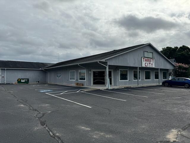 This commercial space has plenty of open room inside to do nearly anything you may like. There are additional rooms in the main floor for small offices, break rooms, and there is one bathroom inside too. Additionally, there is a large storage area attached with this property that can be utilized to accommodate your storage needs. The storage space does have a large door that can be opened to make moving your items all the easier! This property also has a small parking lot space as well so your customers don't need to fret about getting to you. The space itself rests very Mary Esther Cutoff so you'll also be seeing plenty of natural attention come to your business as well.