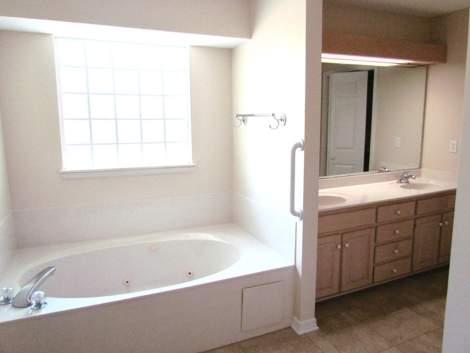 ROCKY BAYOU COUNTRY CLUB ESTATES 7 - Residential Lease