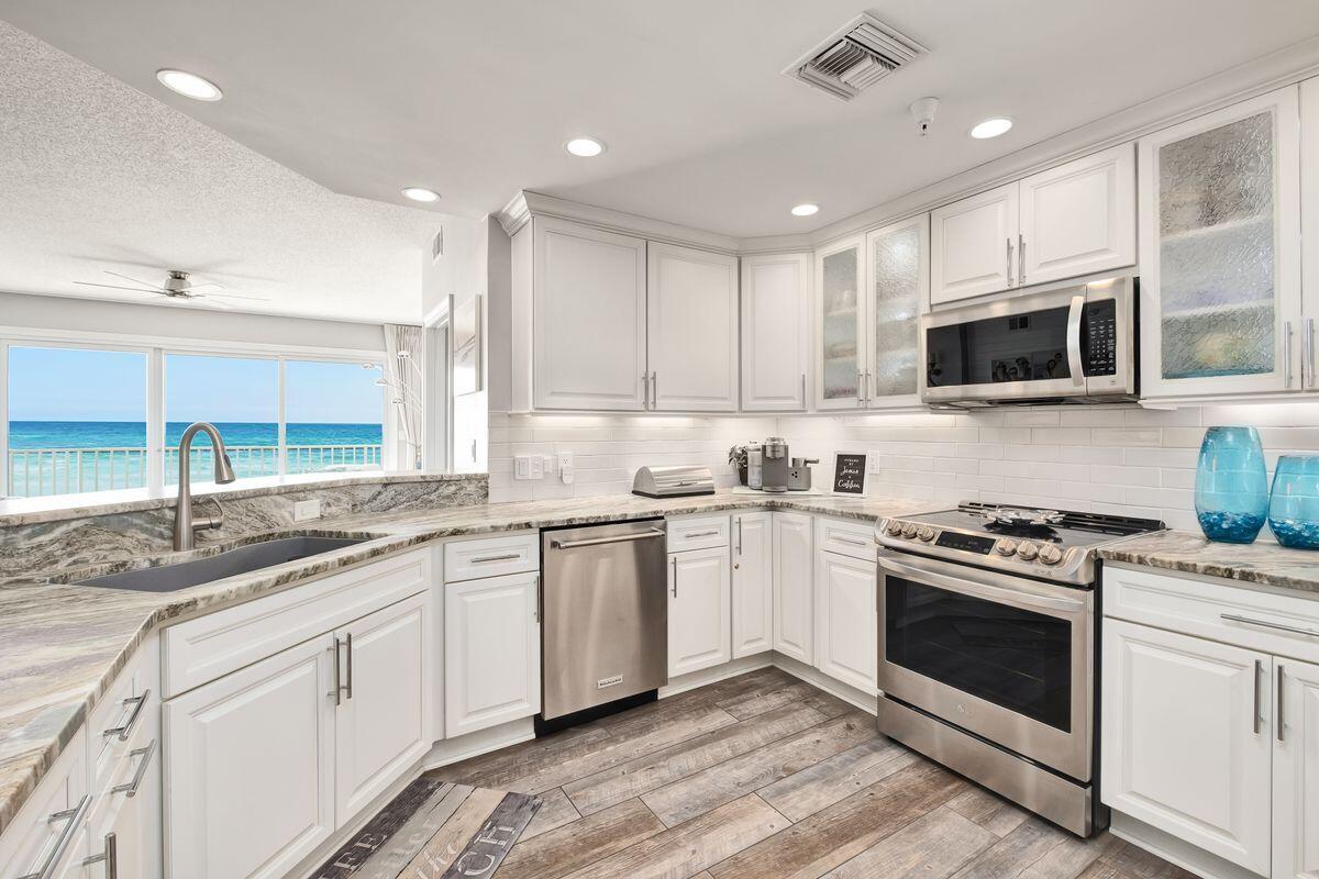 WATERVIEW TOWERS YACHT CLUB - Residential