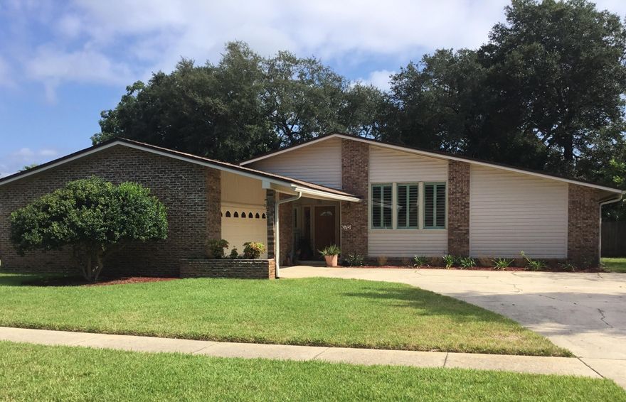 Great 4 bedroom and 2 full bath contemporary pool home located in the heart of Fort Walton Beach. Well sought after neighborhood of Kenwood. Single story home. Close to Eglin AFB and Hurlburt Field. Adjacent to golf course and tennis courts. New roof! Copper wiring. Self leveling salt water pool. Bamboo hardwood floors and tile flooring in all wet areas. Separate laundry room. Lots of storage. Shopping, beaches and schools are within minutes. Seller offering a home warranty for buyer's peace of mind. Buyer to verify all data and dimensions.