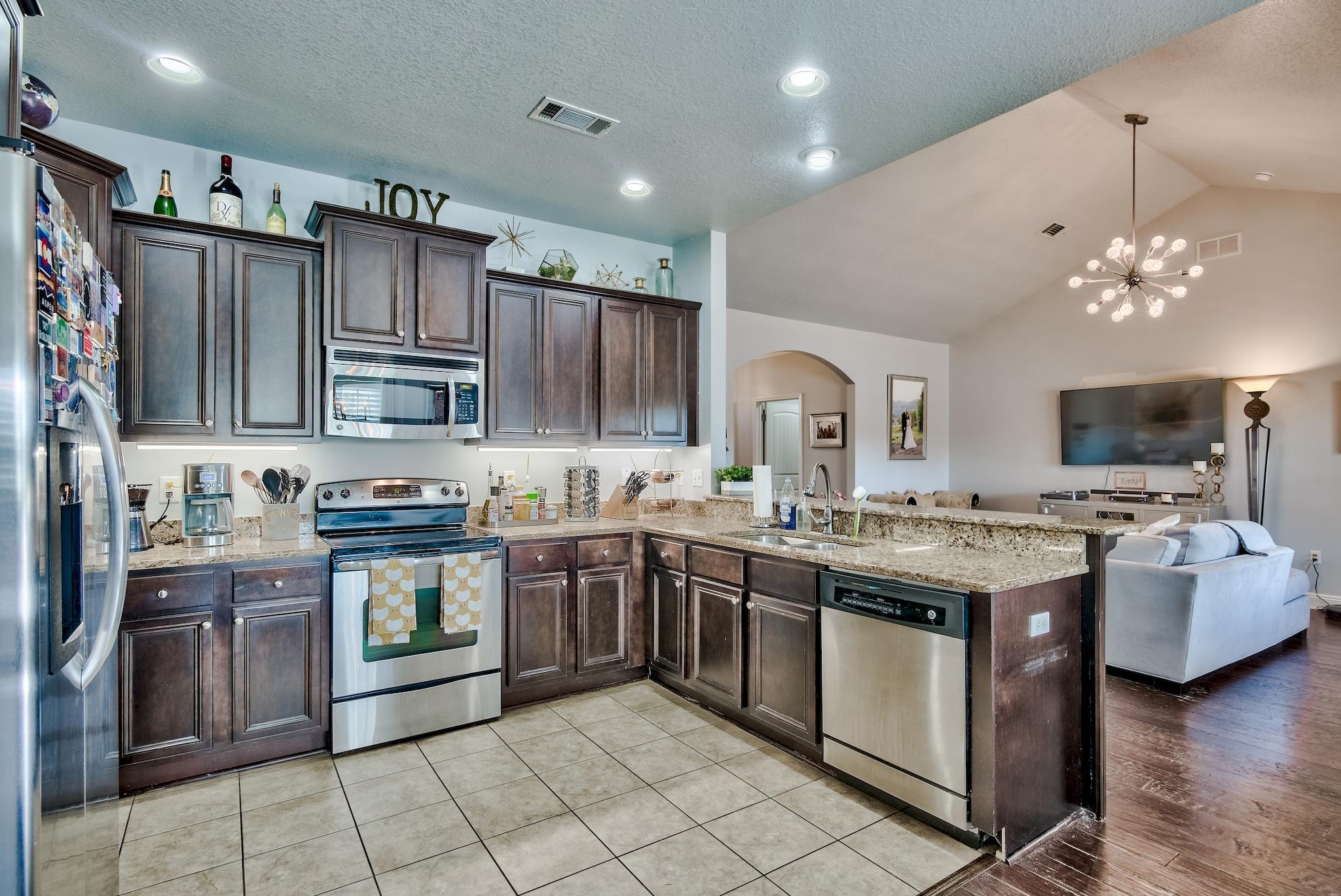 WHISPERING LAKES - Residential