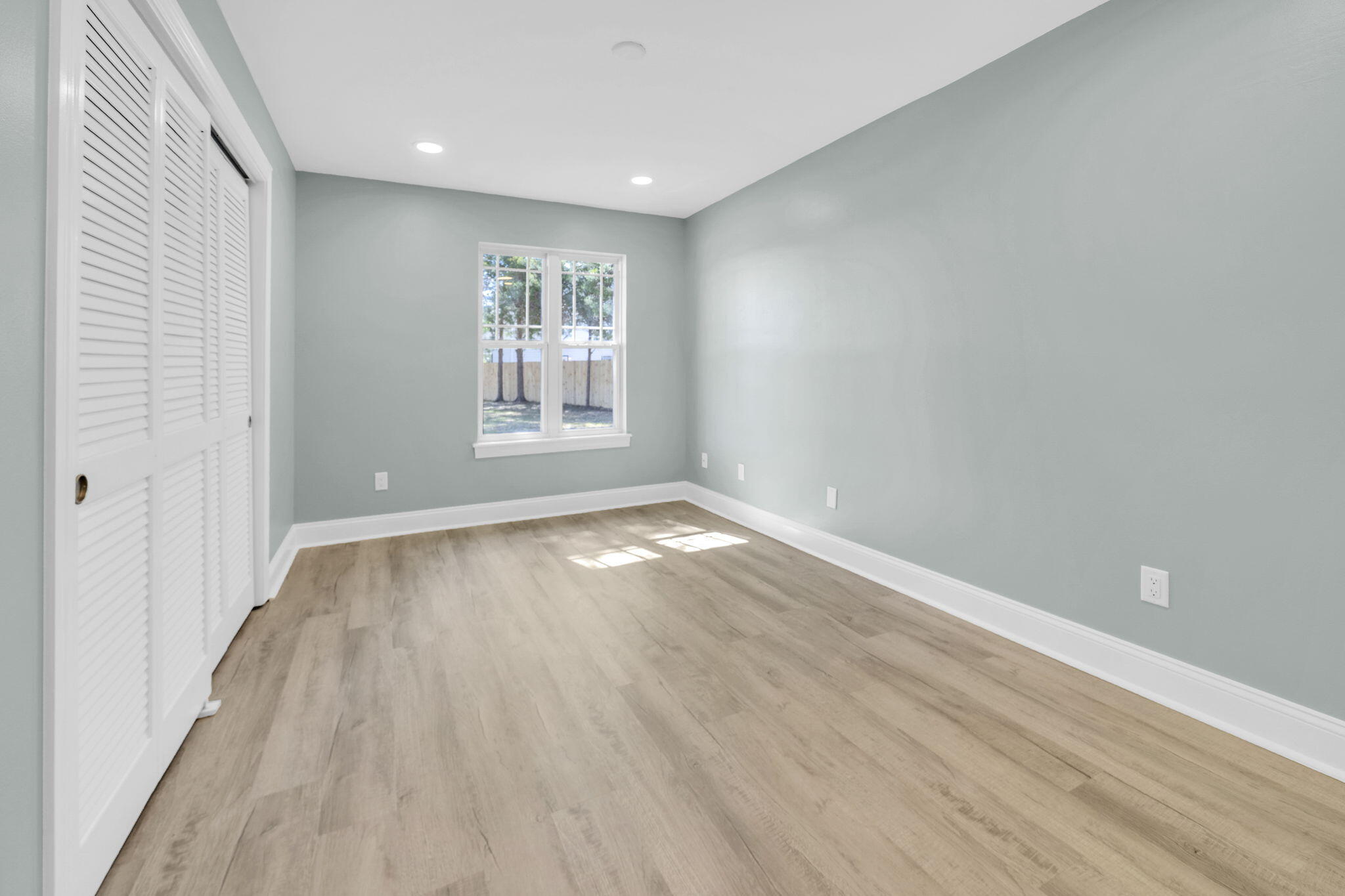 LAKESIDE VILLAS - Residential