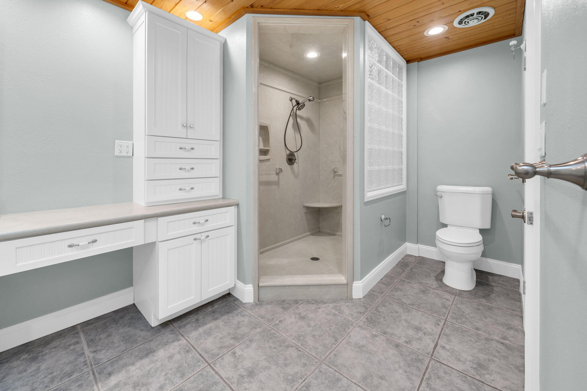 LAKESIDE VILLAS - Residential