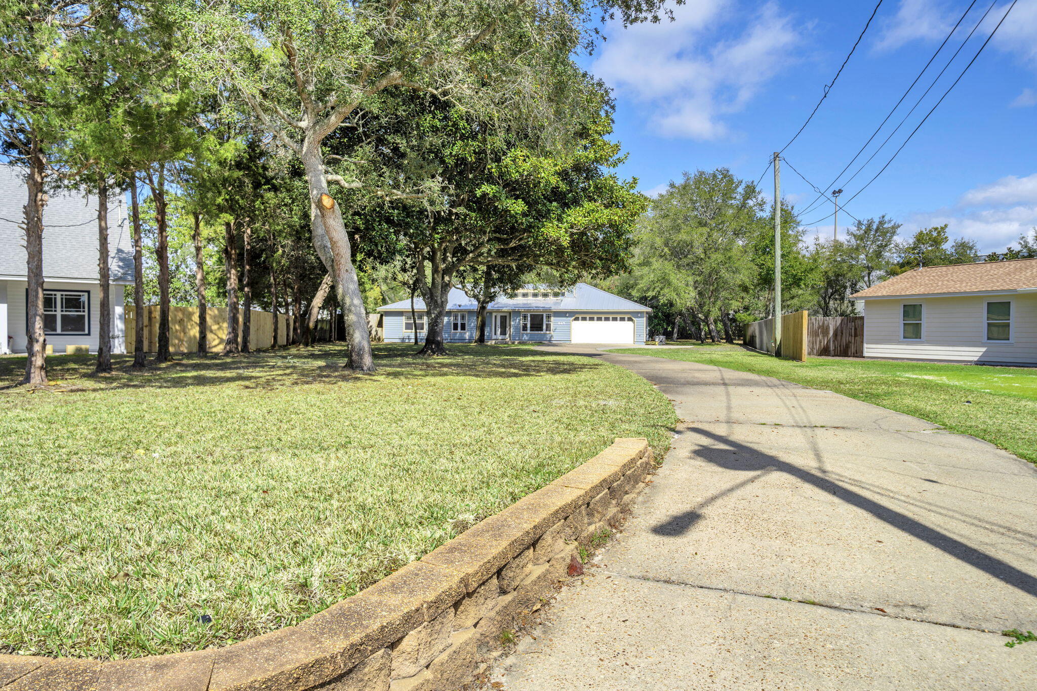 LAKESIDE VILLAS - Residential