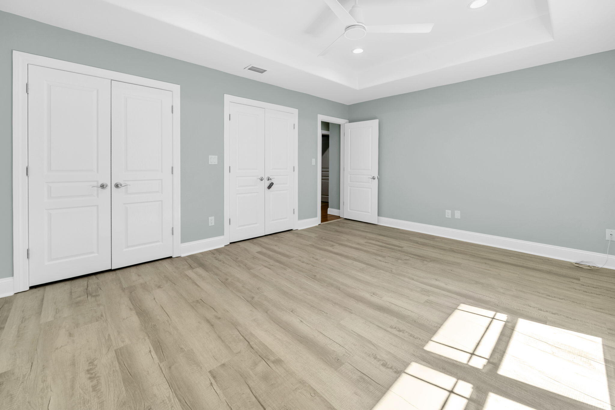 LAKESIDE VILLAS - Residential