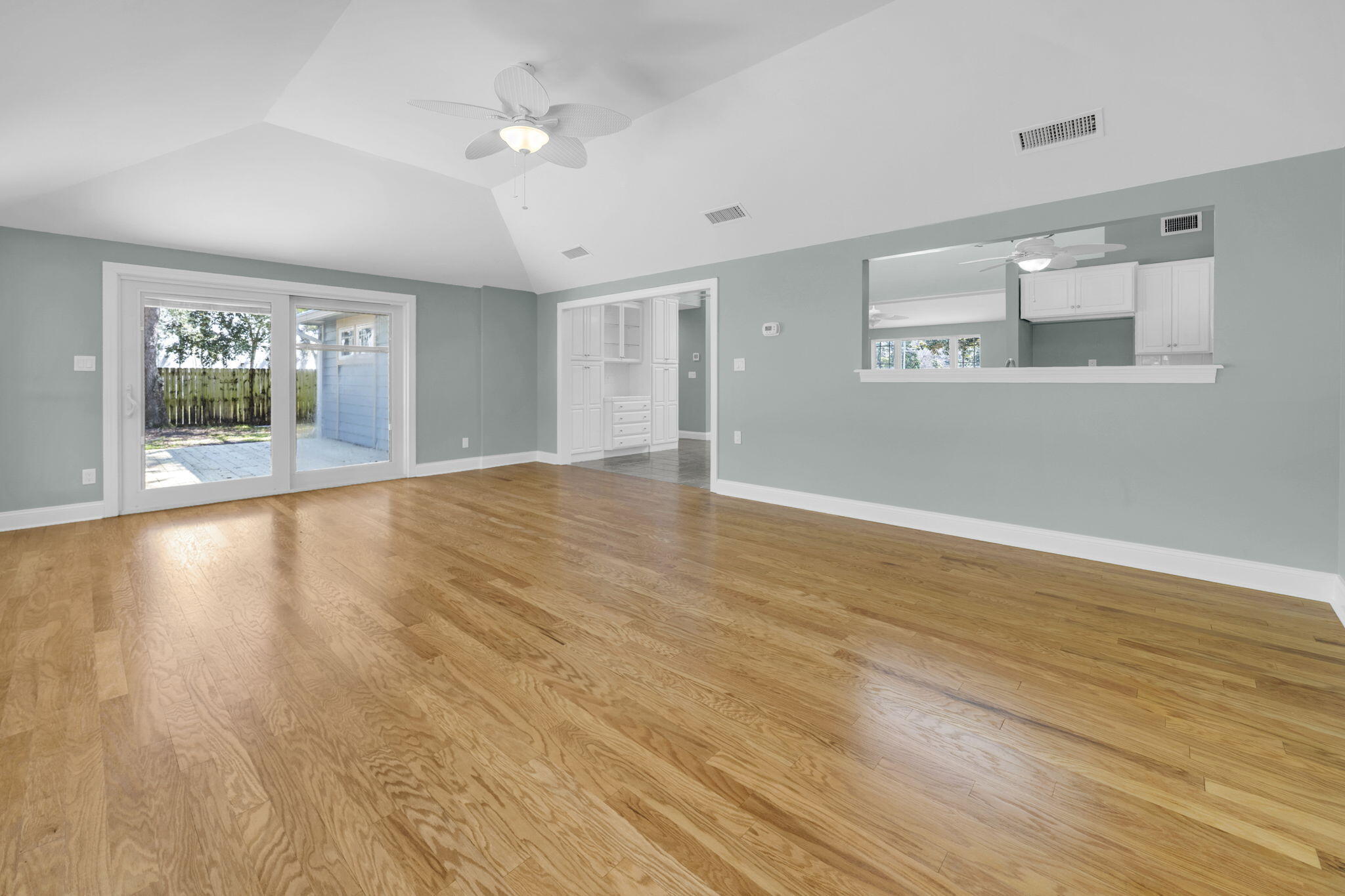 LAKESIDE VILLAS - Residential