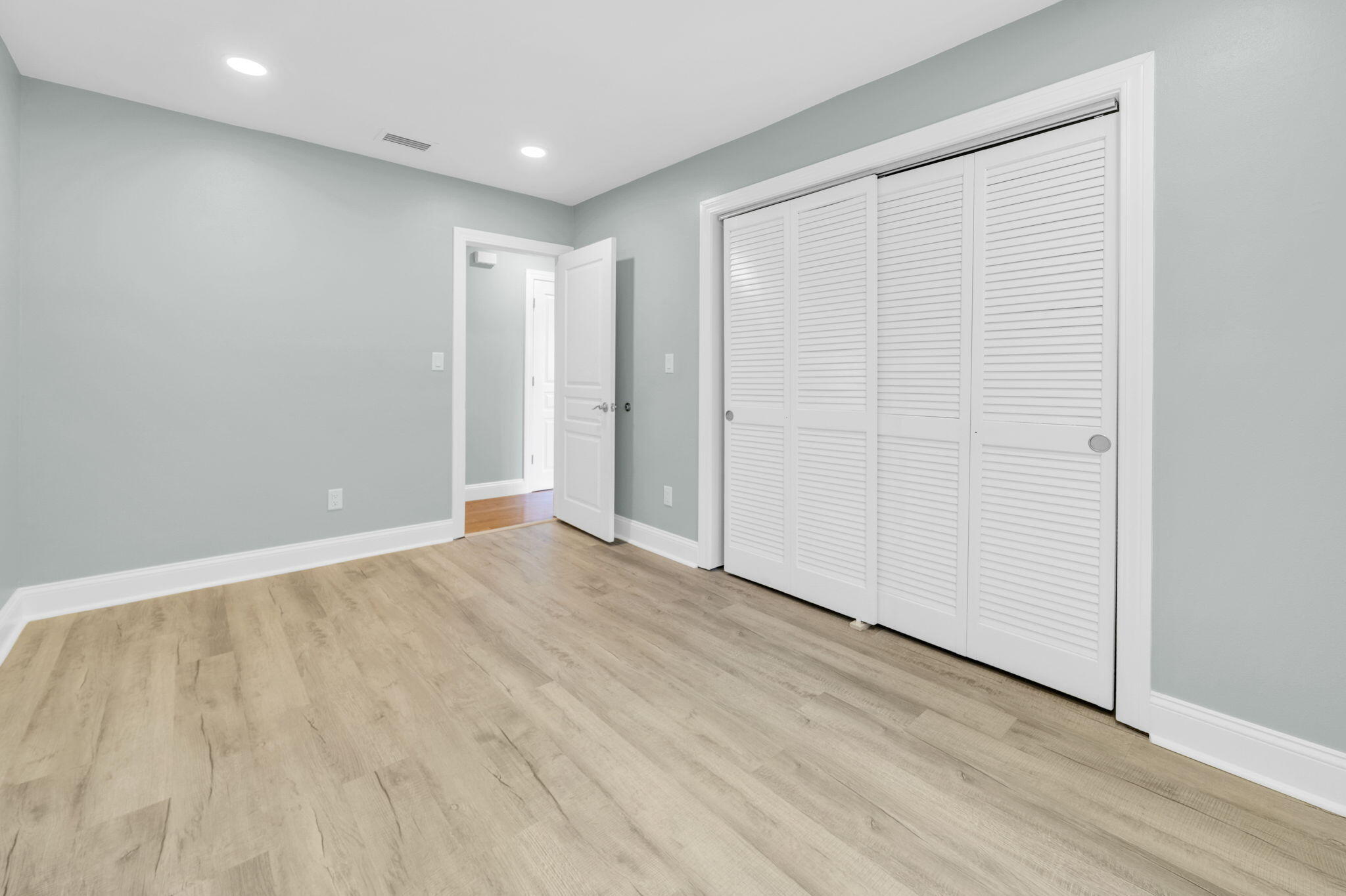 LAKESIDE VILLAS - Residential