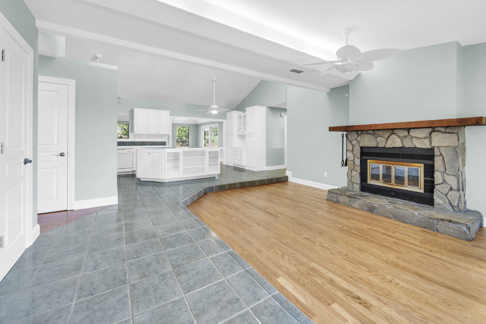 LAKESIDE VILLAS - Residential