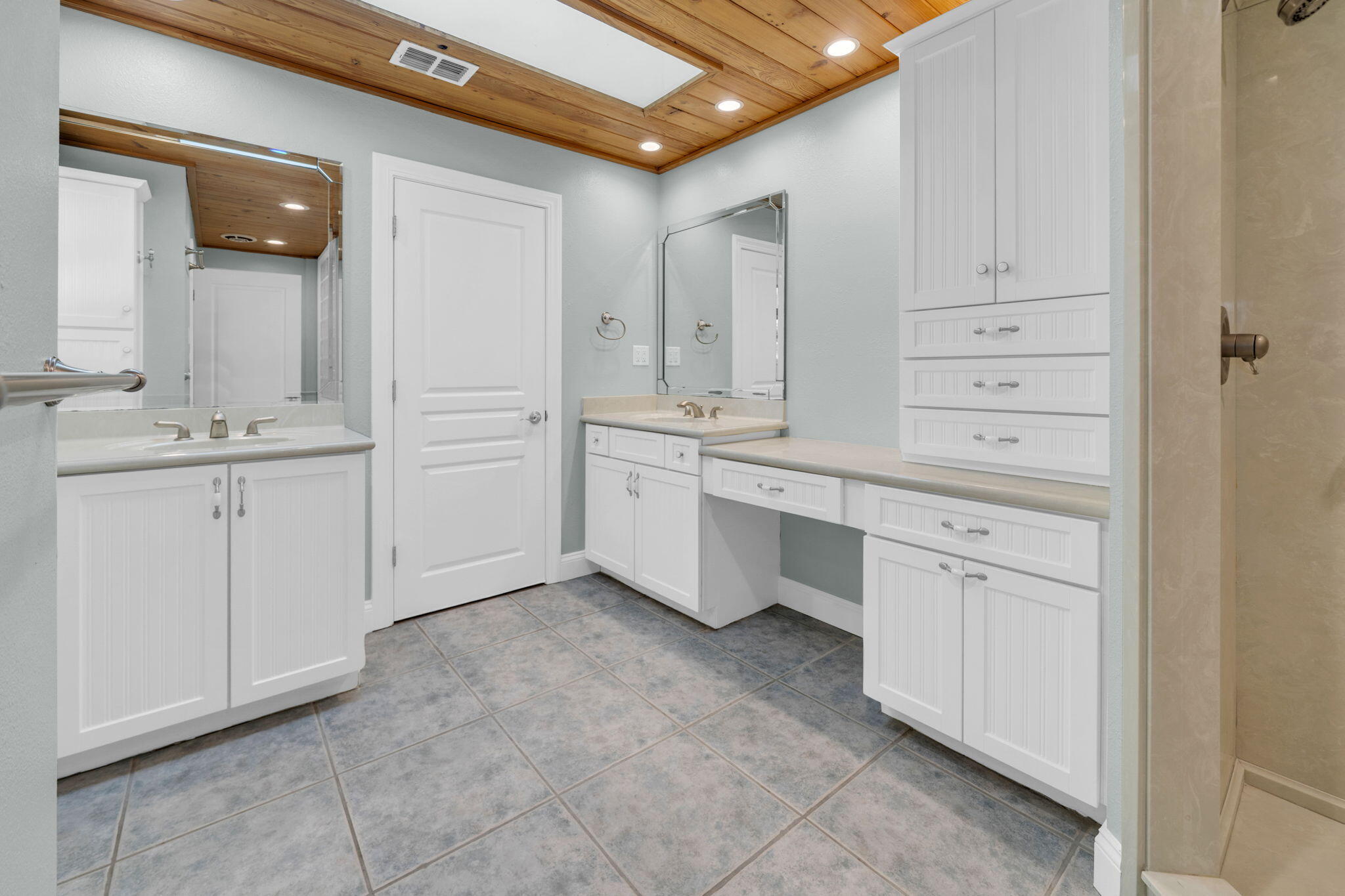 LAKESIDE VILLAS - Residential