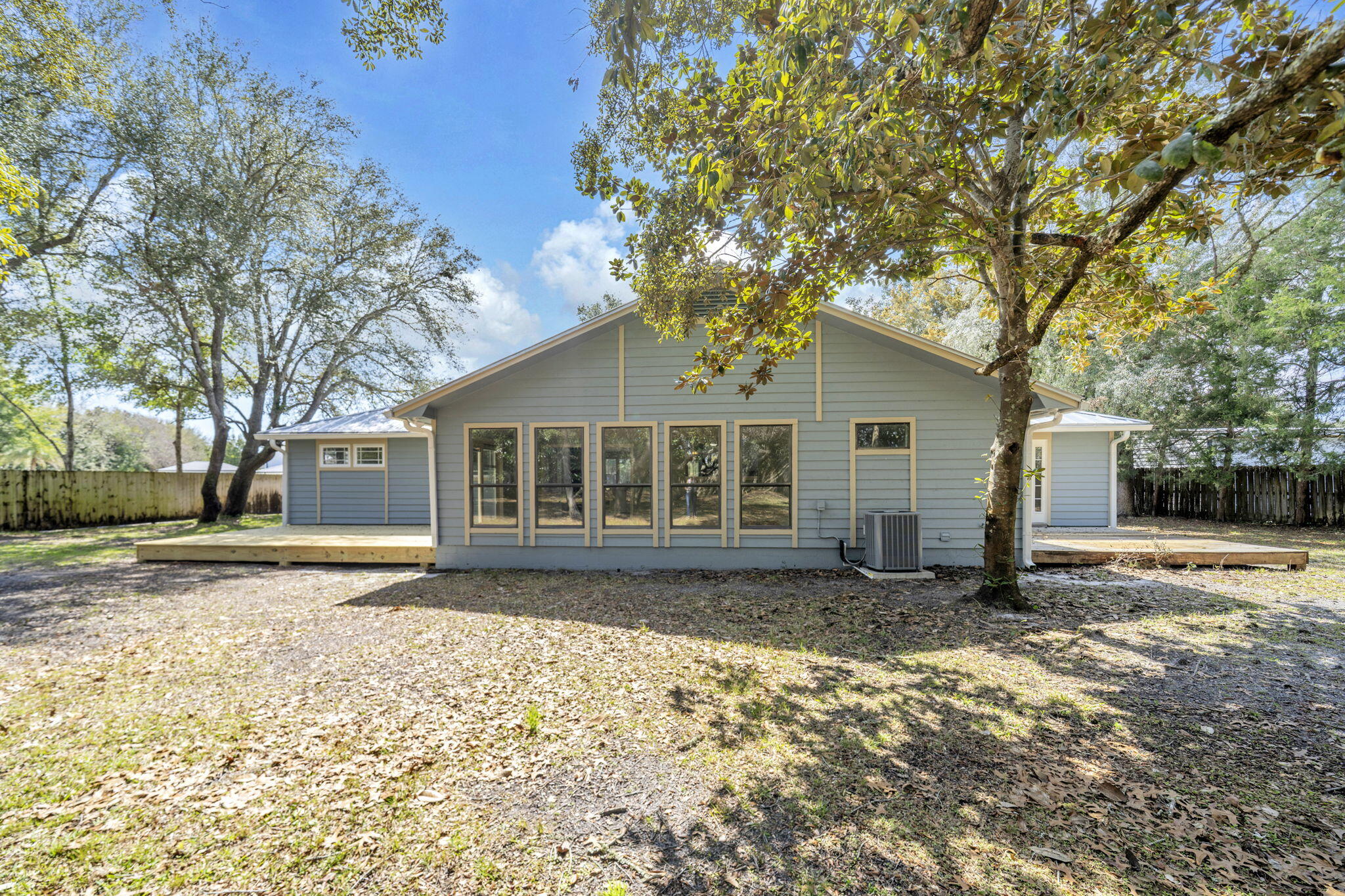 LAKESIDE VILLAS - Residential