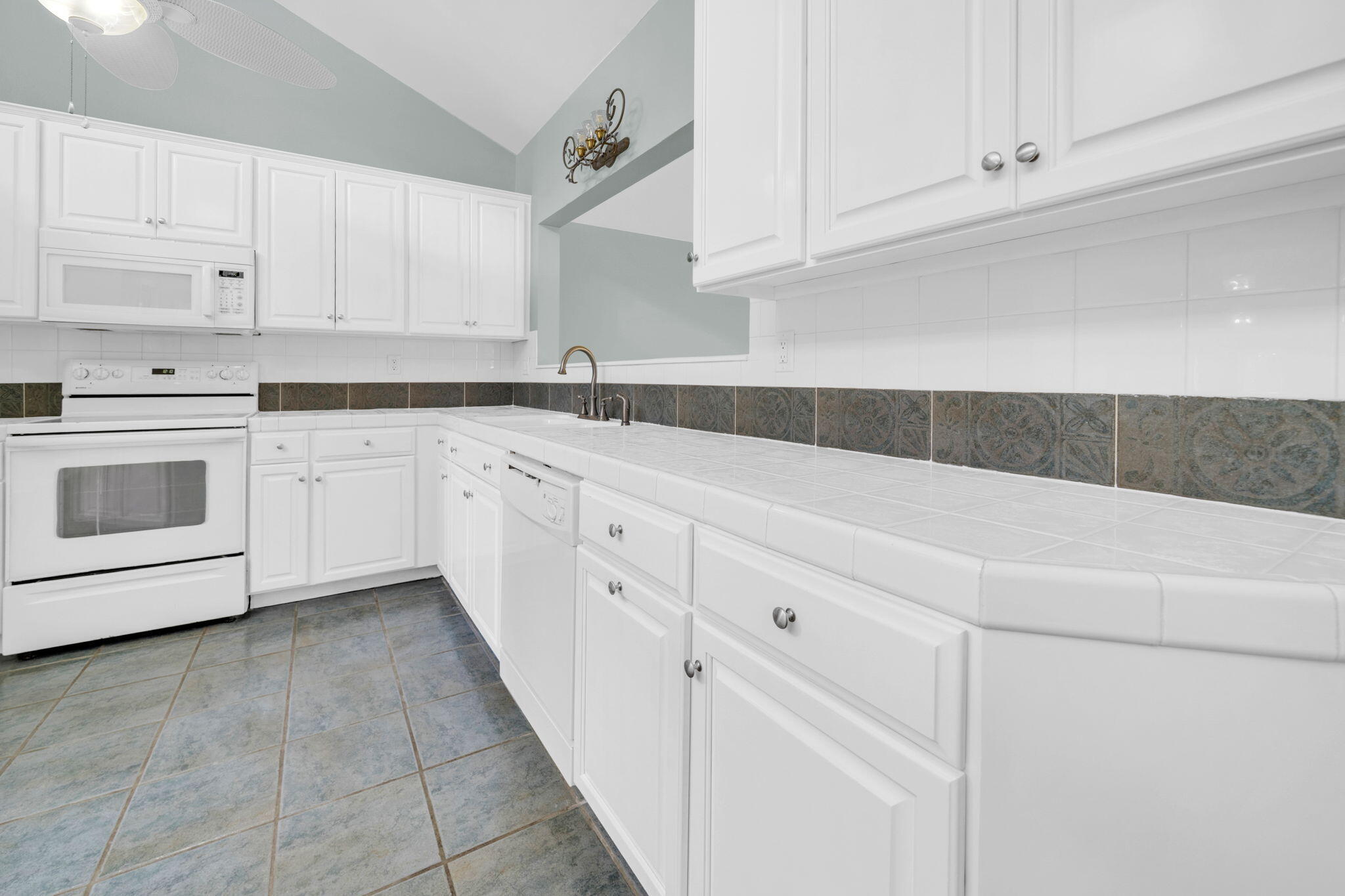 LAKESIDE VILLAS - Residential