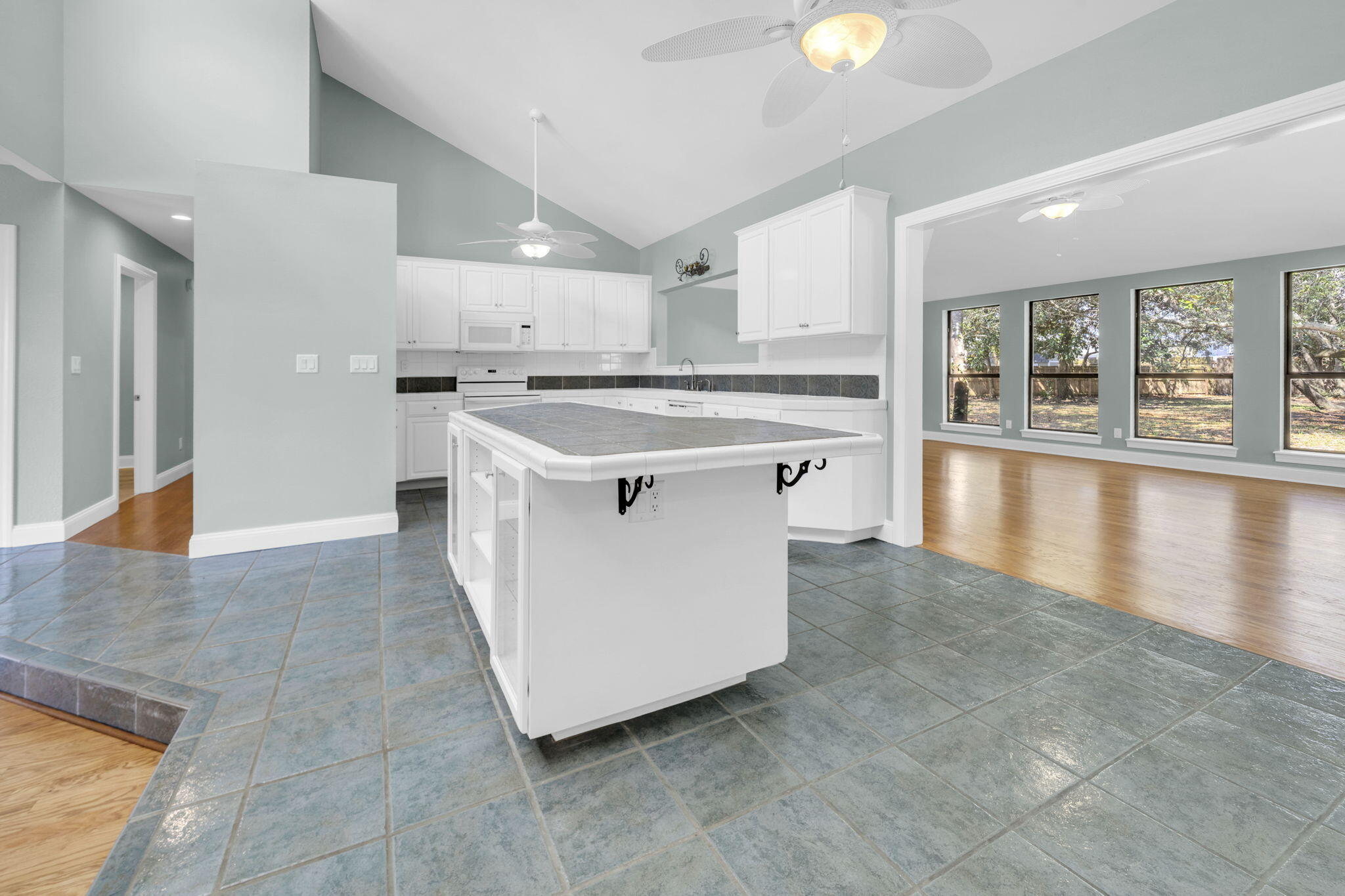 LAKESIDE VILLAS - Residential