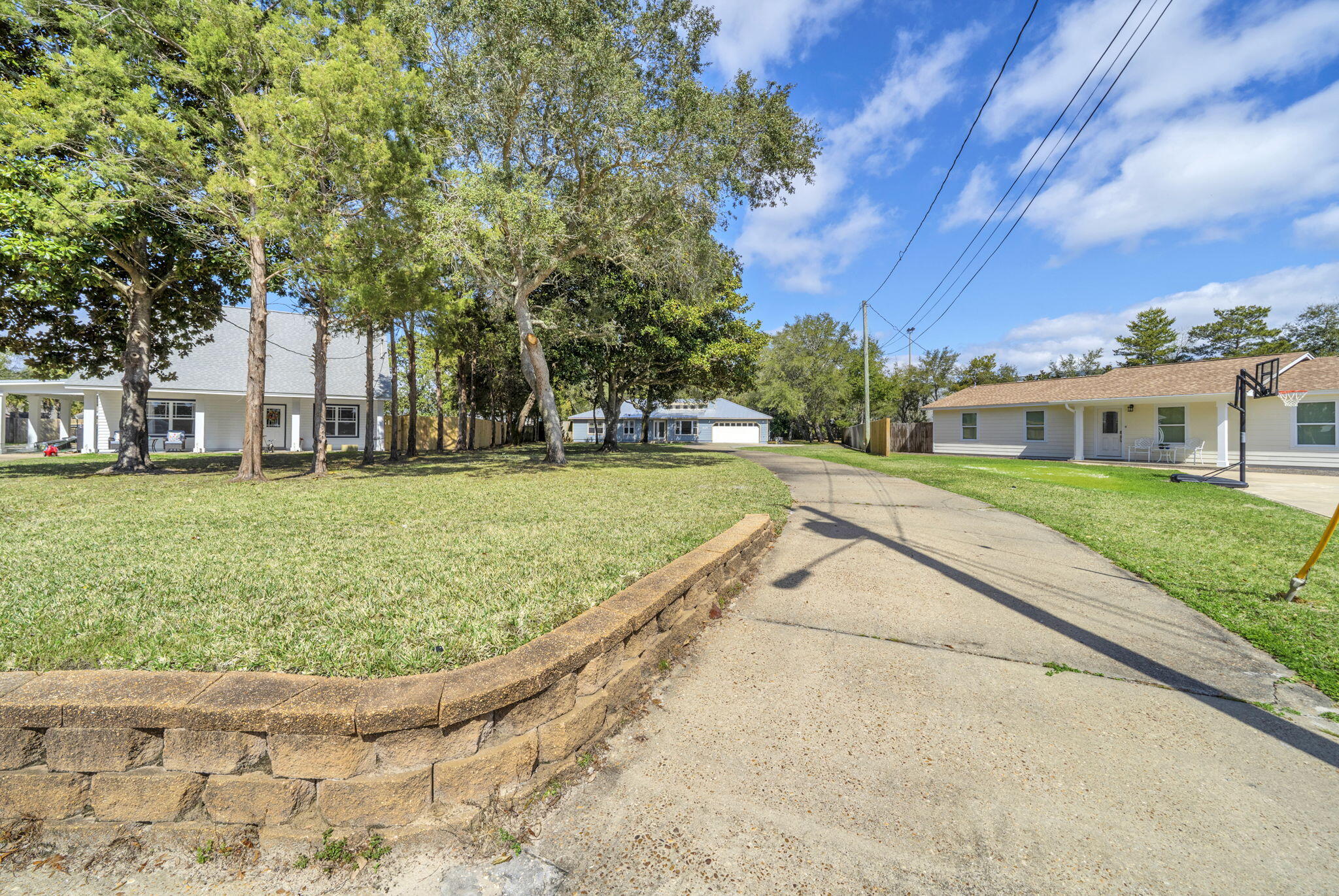 LAKESIDE VILLAS - Residential