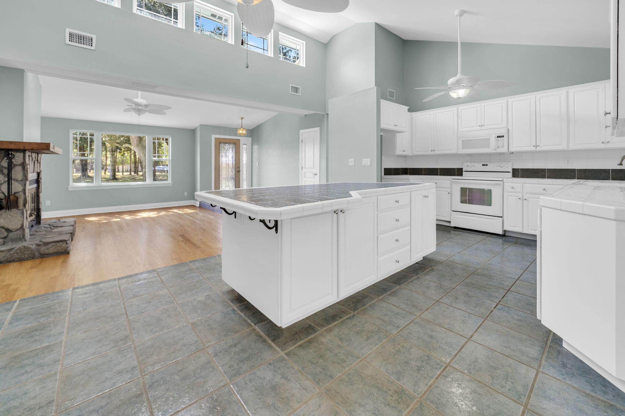 LAKESIDE VILLAS - Residential