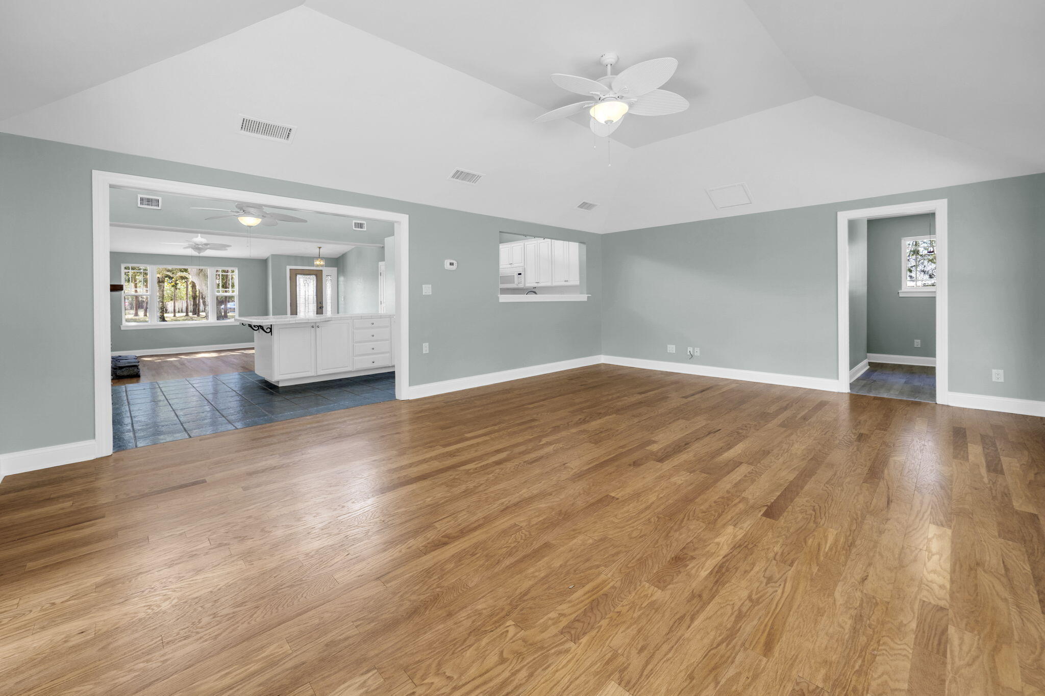 LAKESIDE VILLAS - Residential