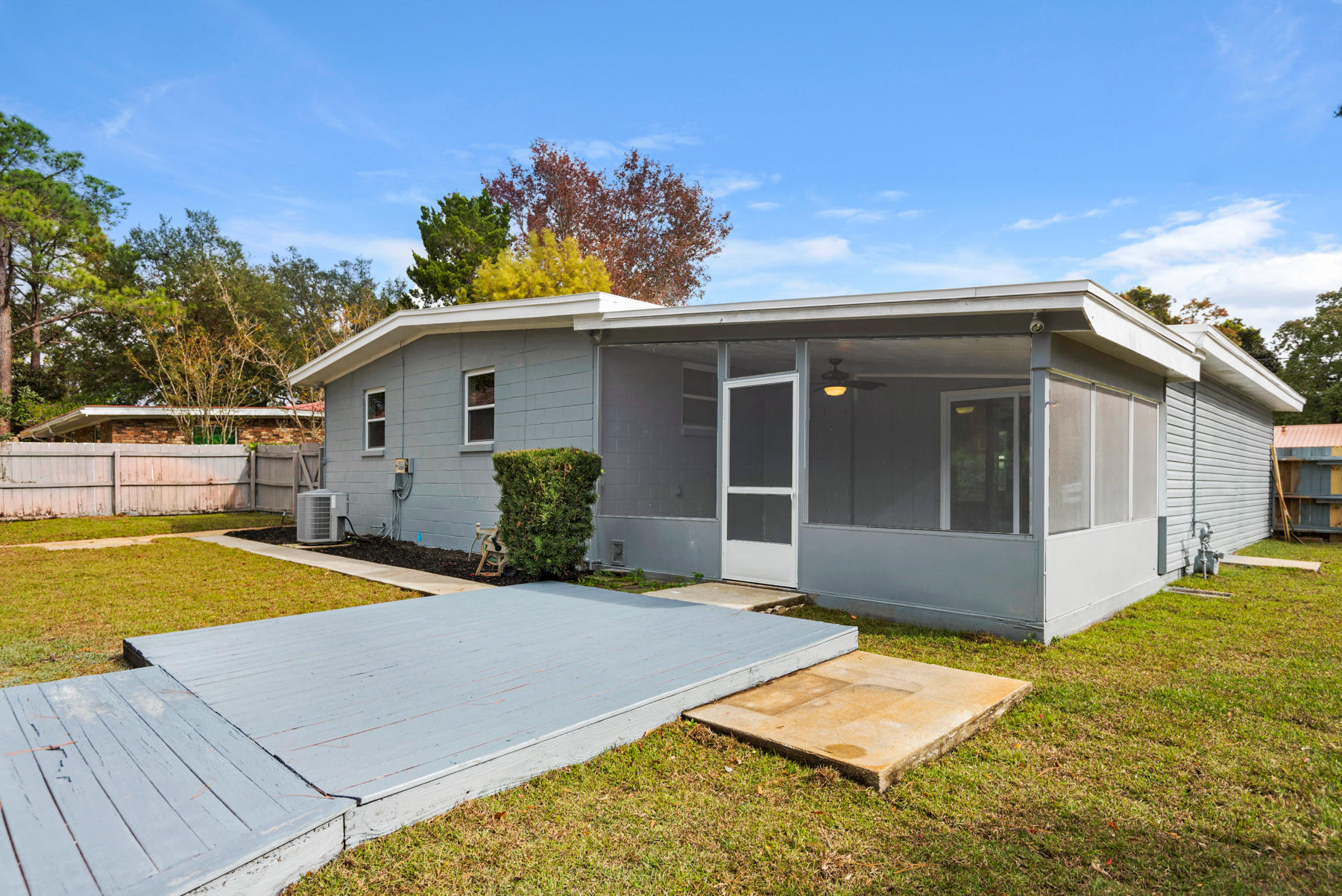 HOWARD S/D LOT 24 - Residential