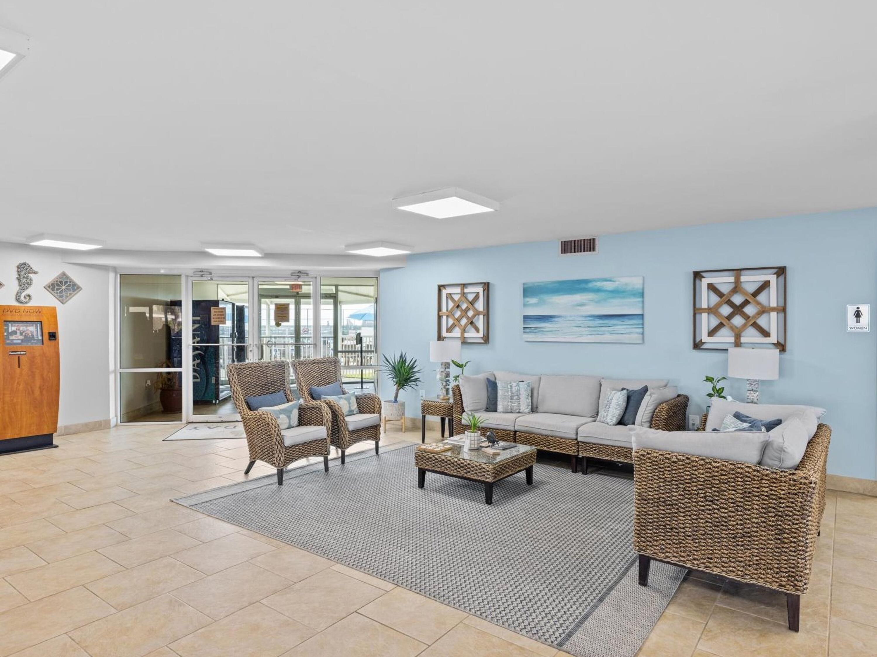 HOLIDAY SURF & RACQUET CLUB - Residential