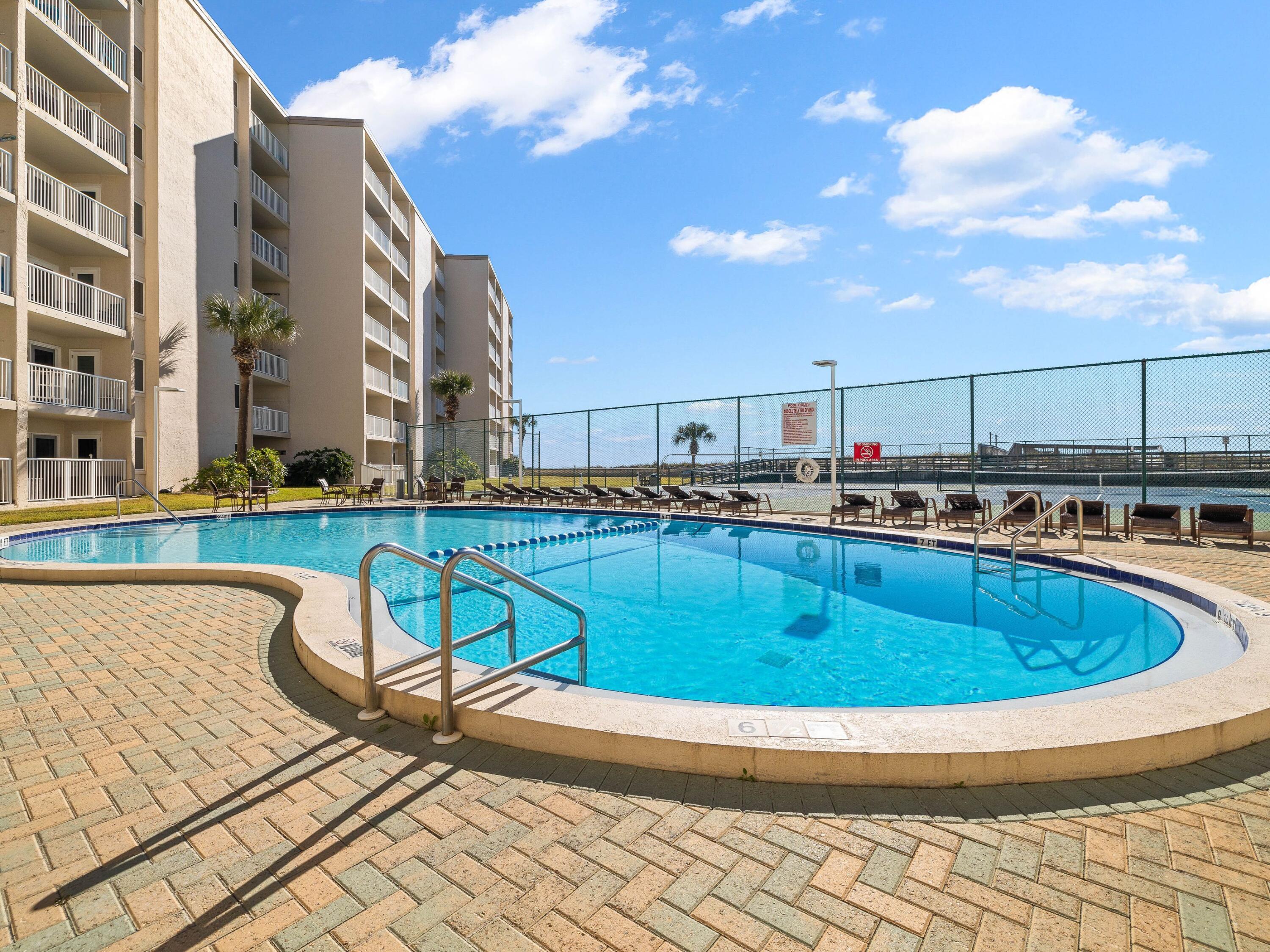 HOLIDAY SURF & RACQUET CLUB - Residential