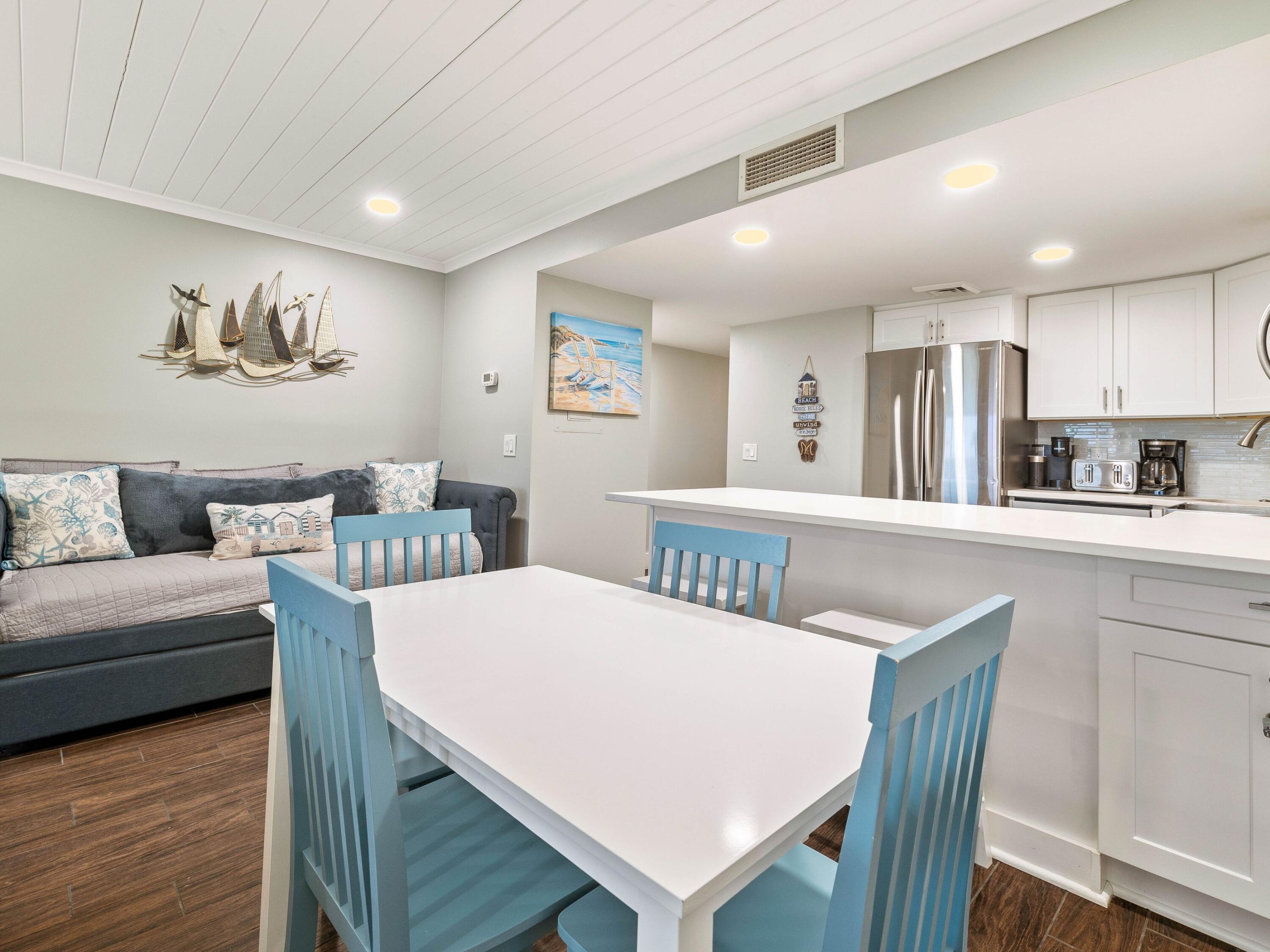 HOLIDAY SURF & RACQUET CLUB - Residential