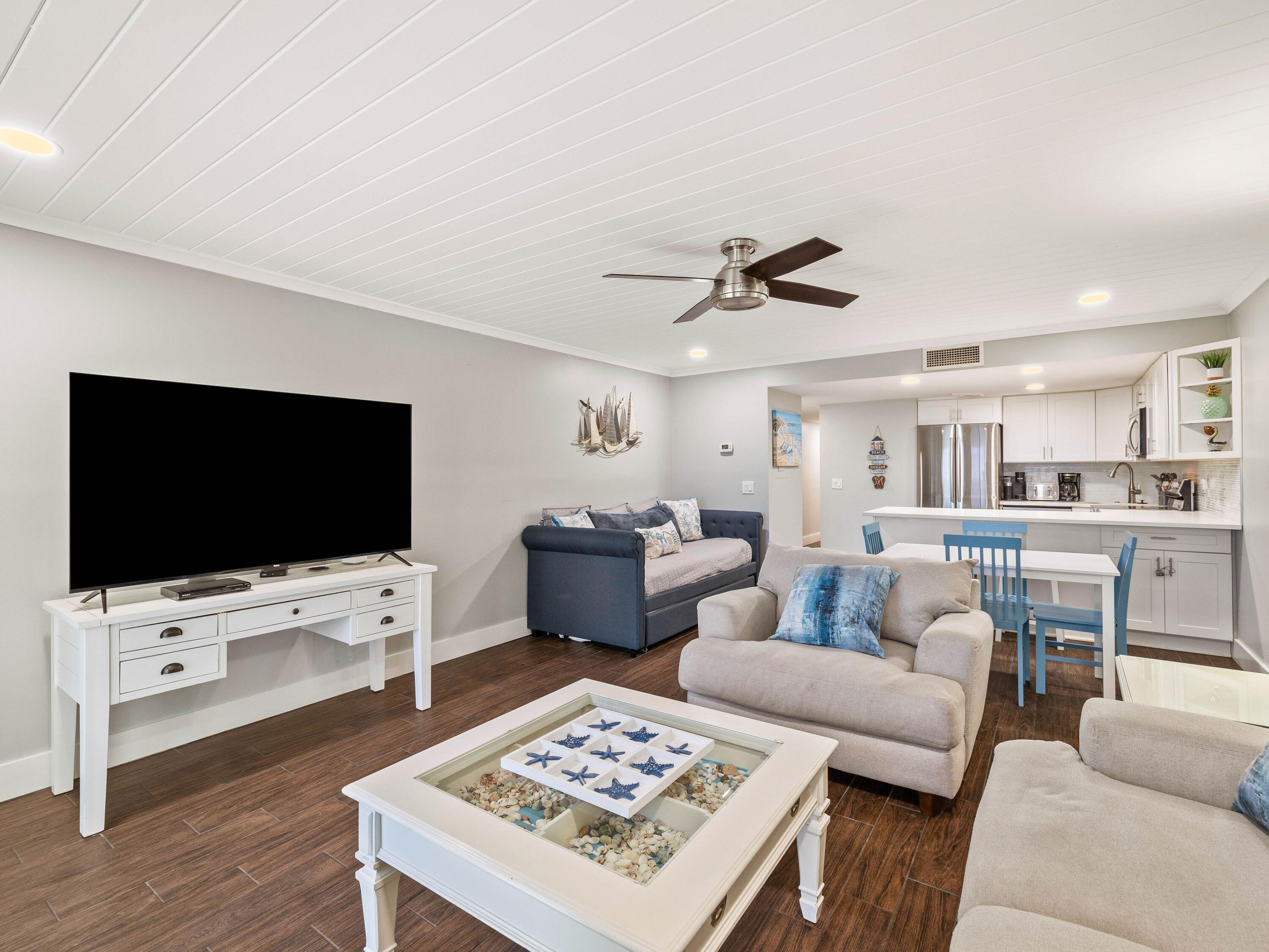 HOLIDAY SURF & RACQUET CLUB - Residential