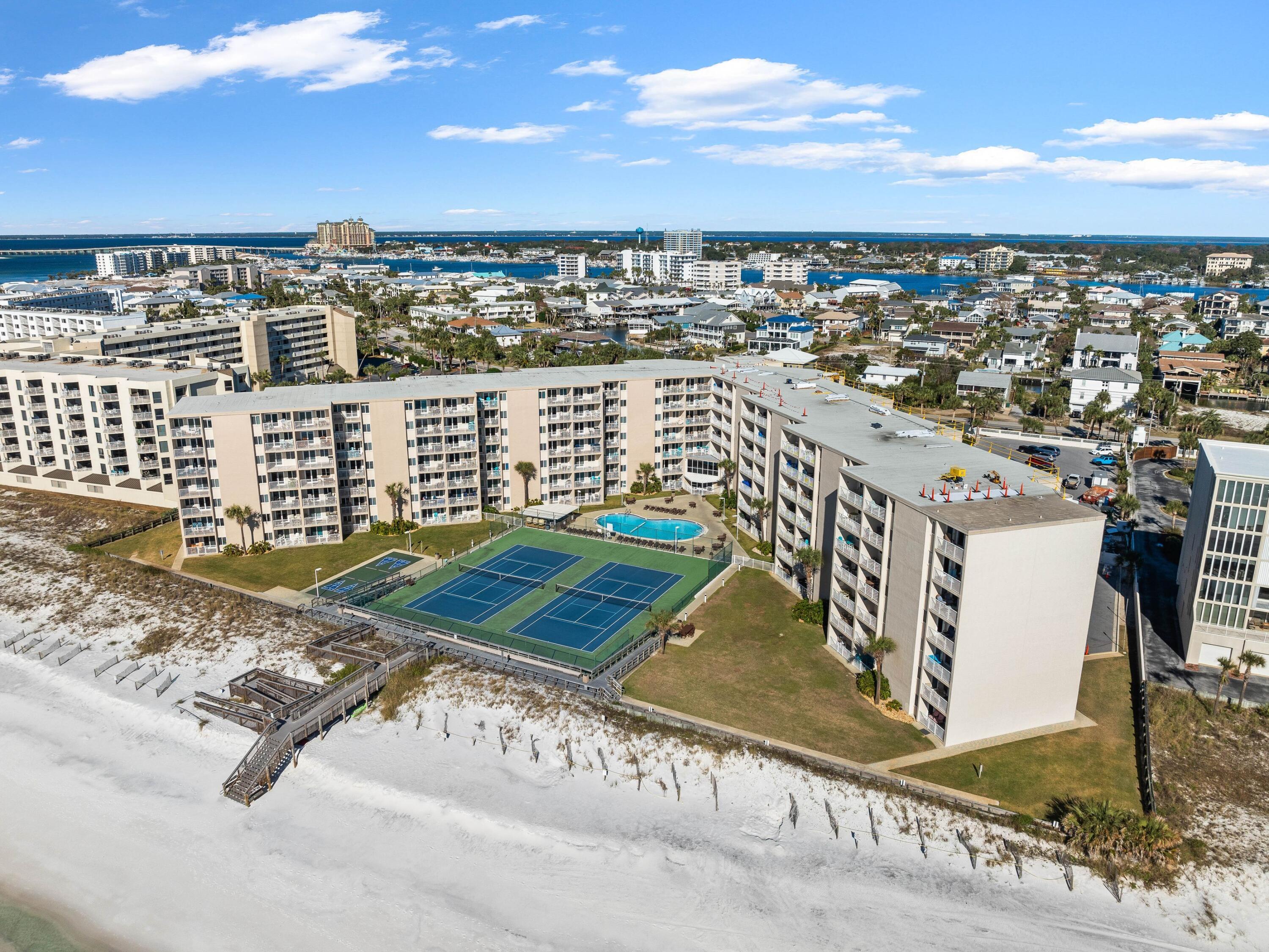 HOLIDAY SURF & RACQUET CLUB - Residential