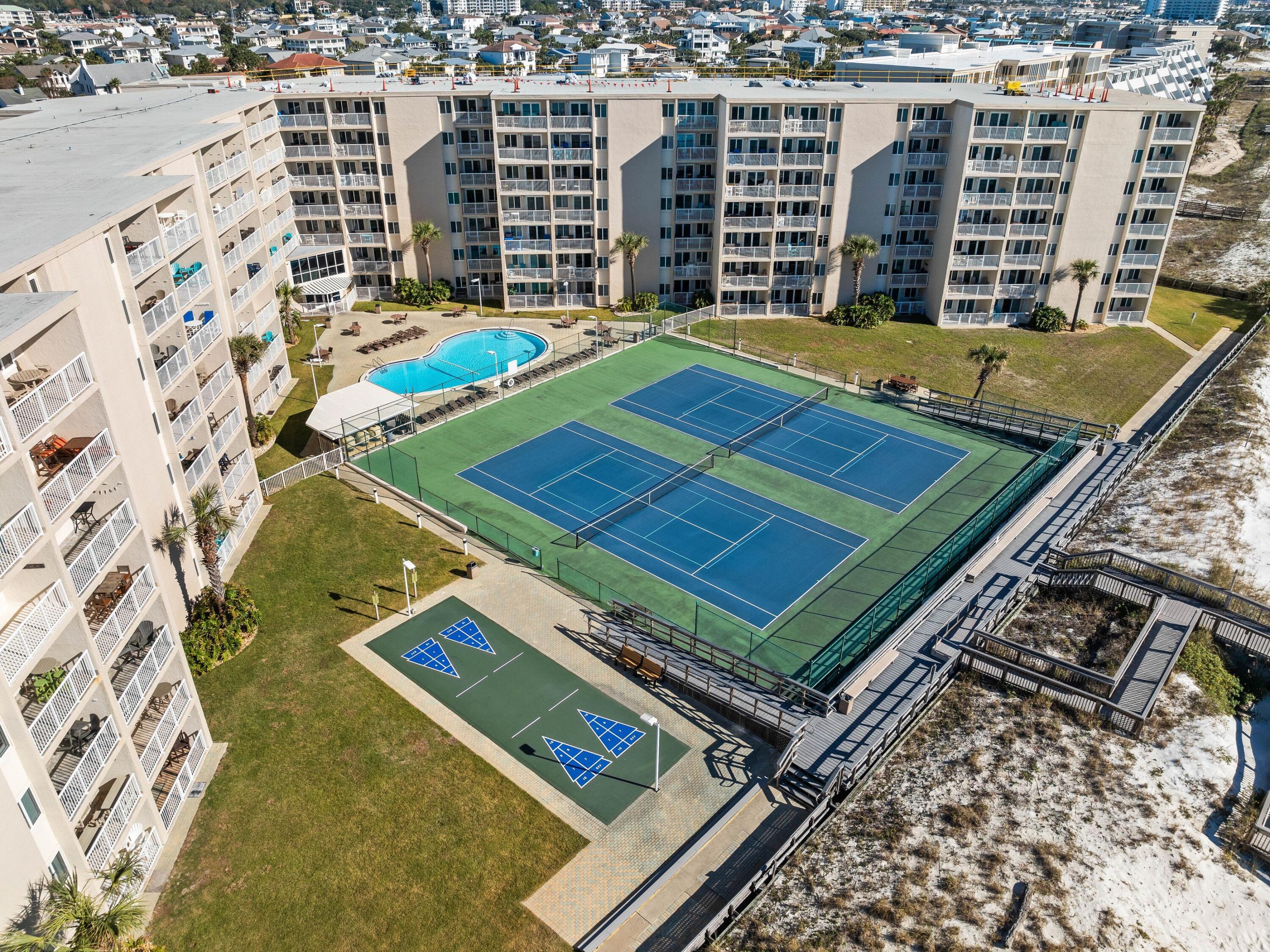 HOLIDAY SURF & RACQUET CLUB - Residential