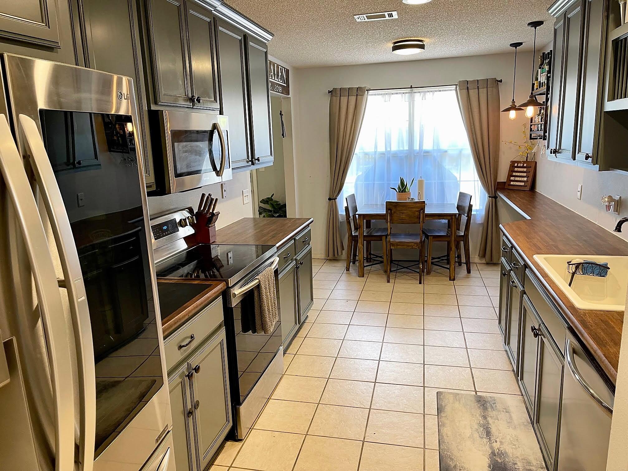 COUNTRY BREEZE ESTATES - Residential