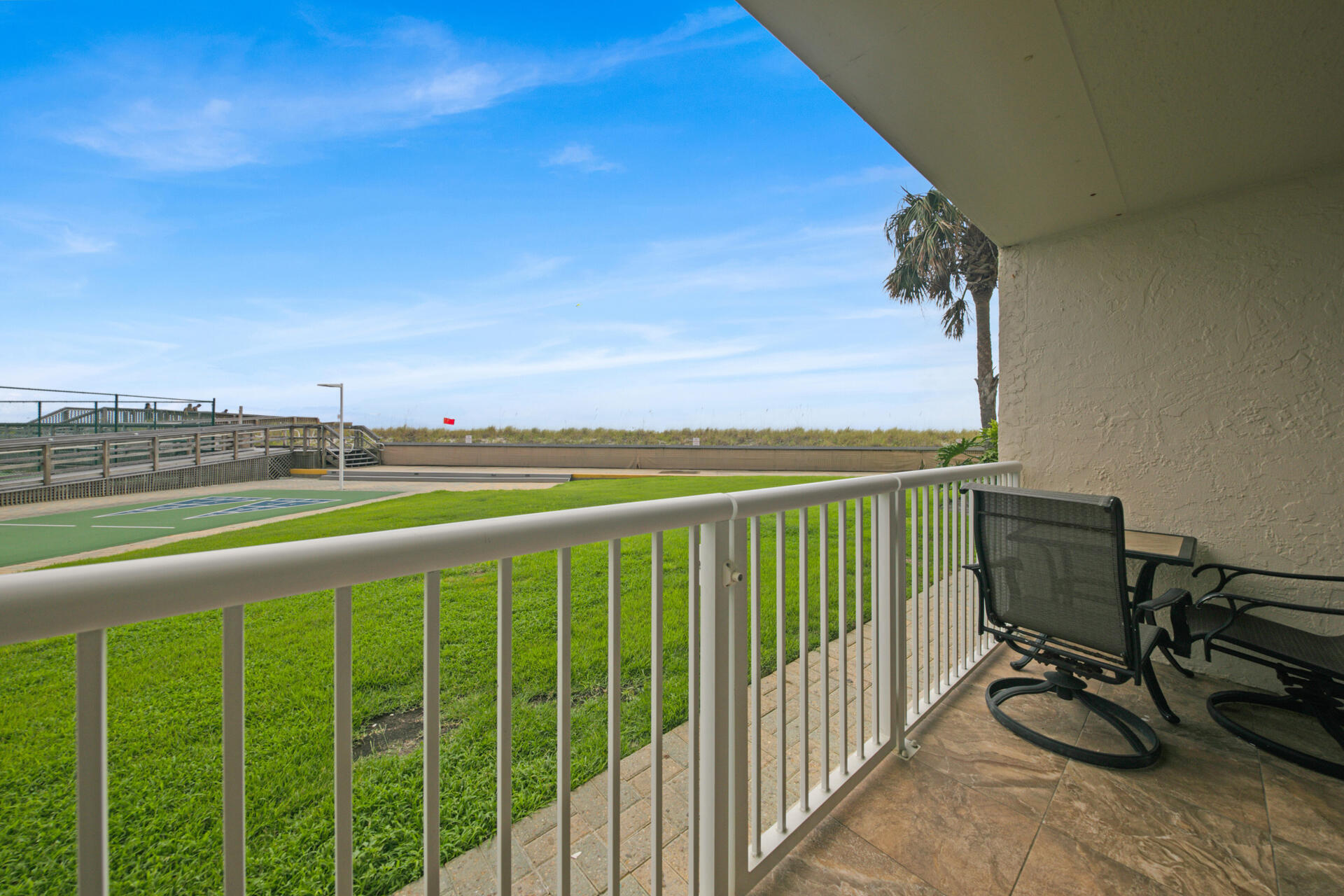 HOLIDAY SURF & RACQUET - Residential