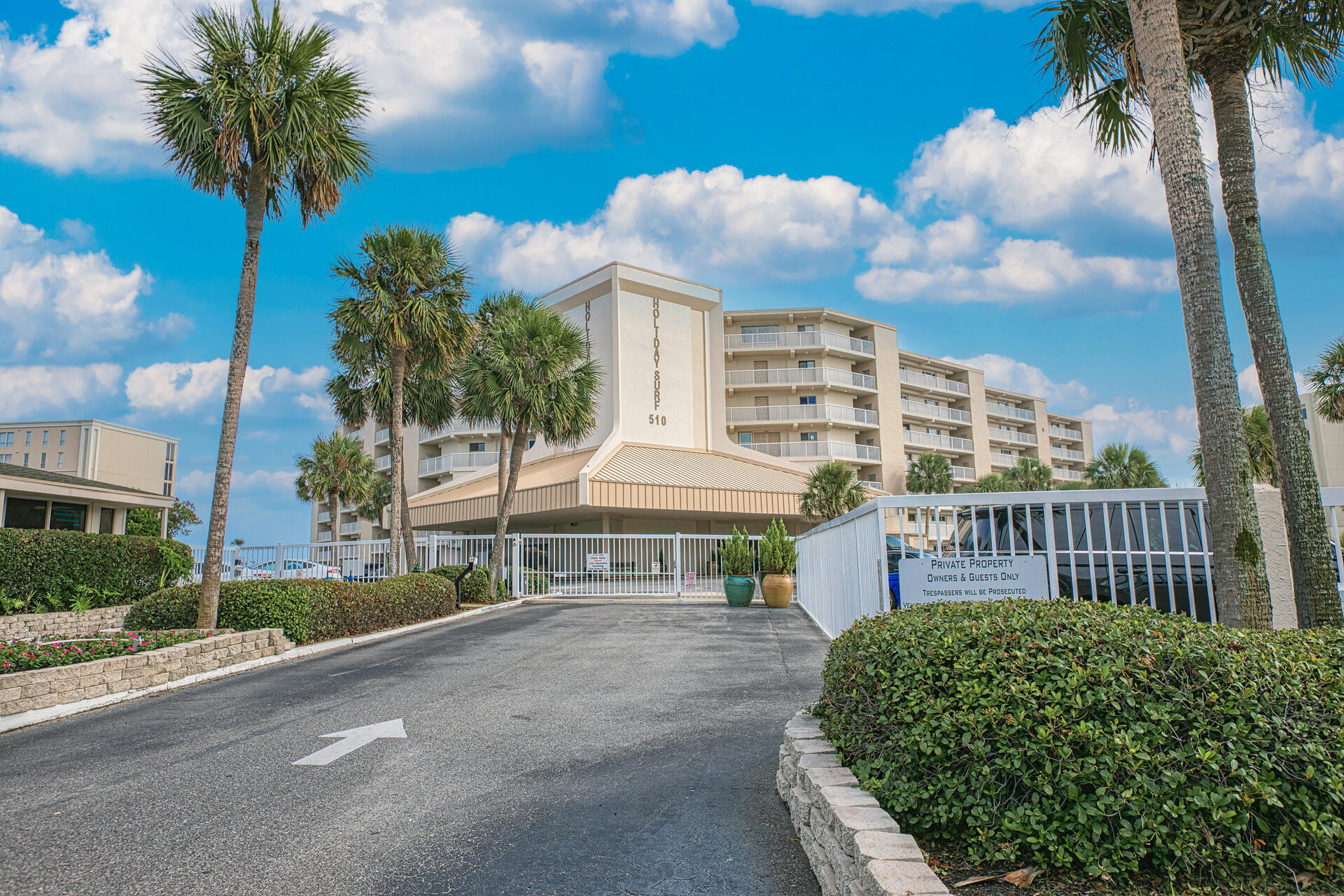 HOLIDAY SURF & RACQUET - Residential