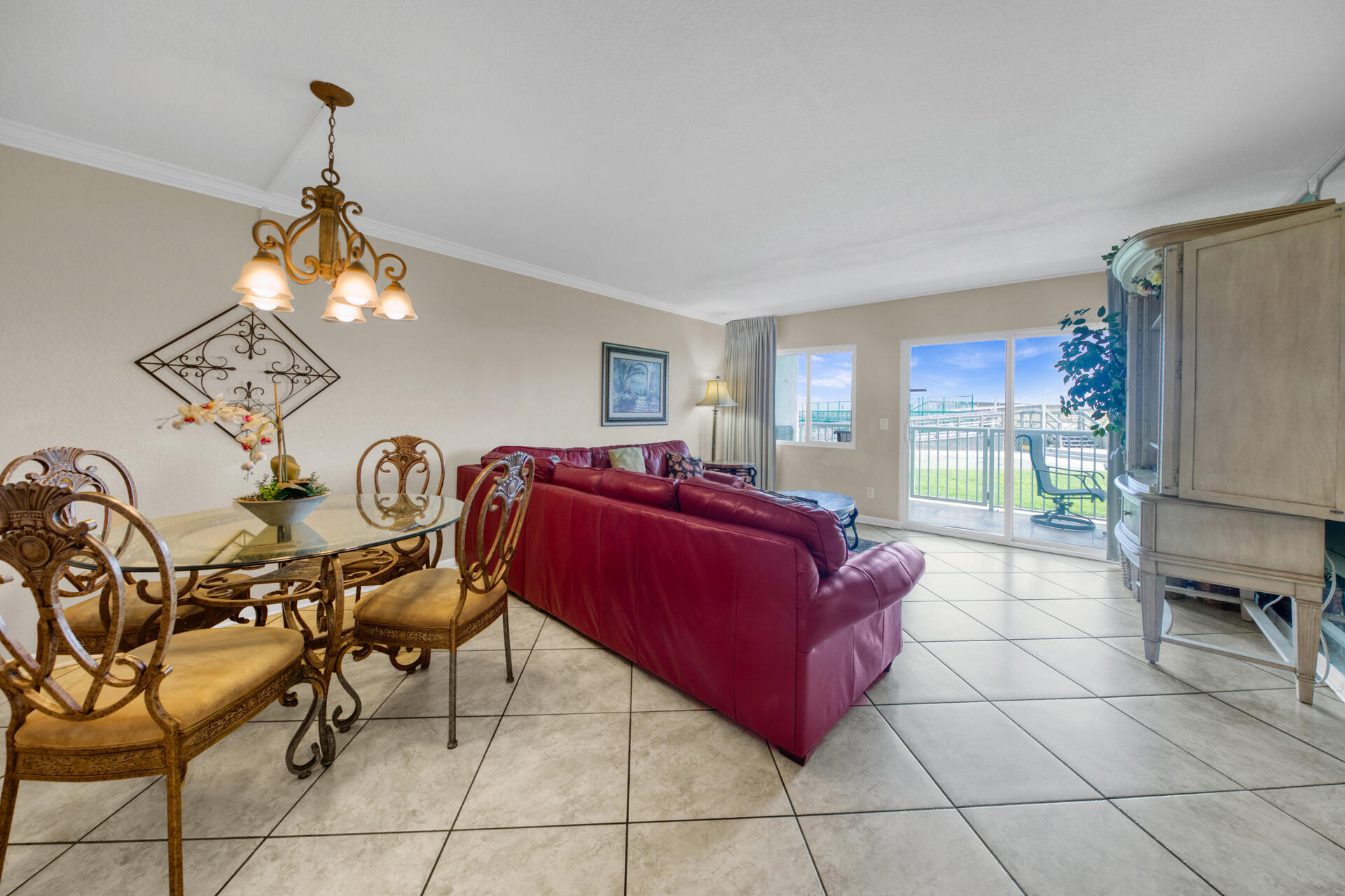 HOLIDAY SURF & RACQUET - Residential