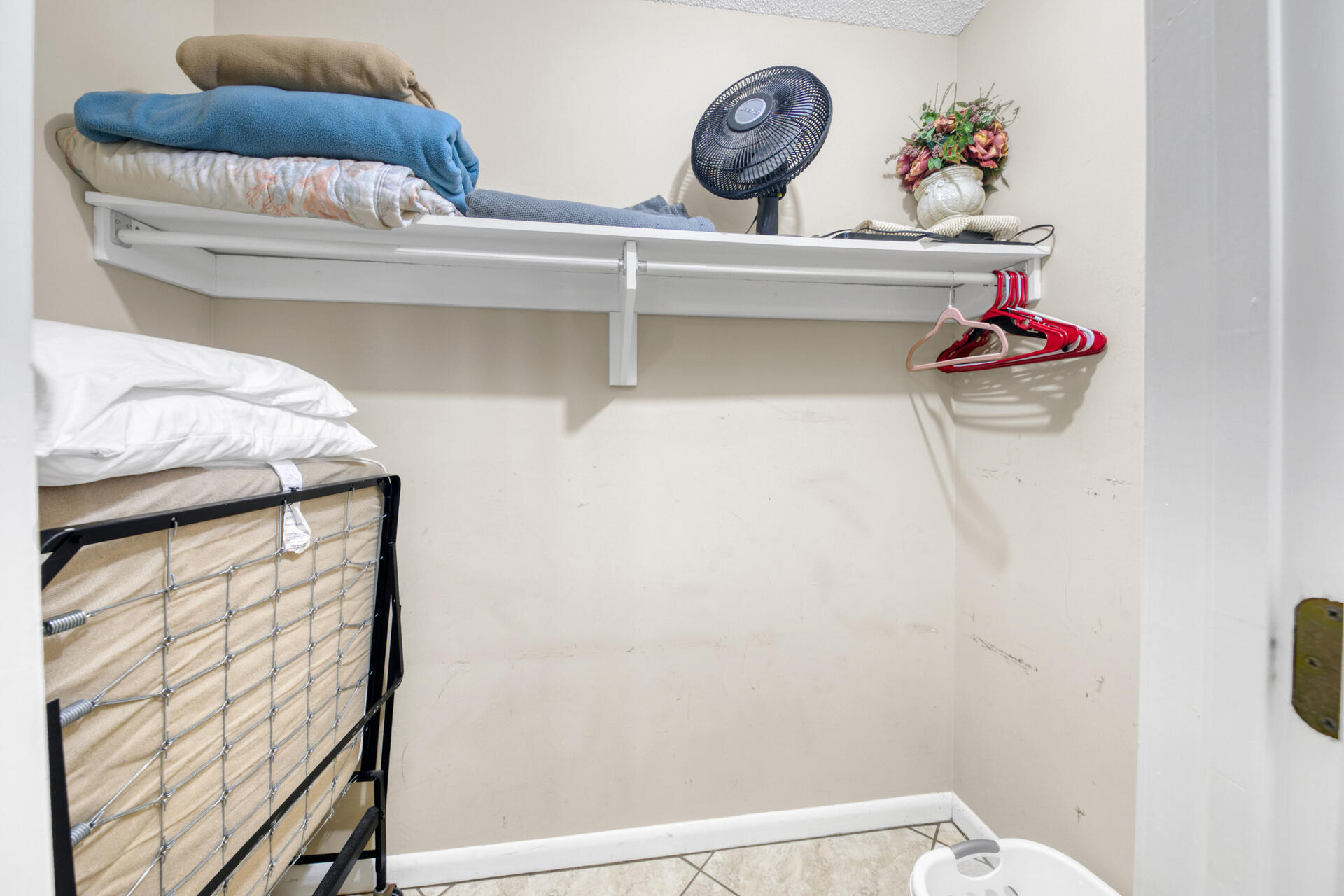 HOLIDAY SURF & RACQUET - Residential