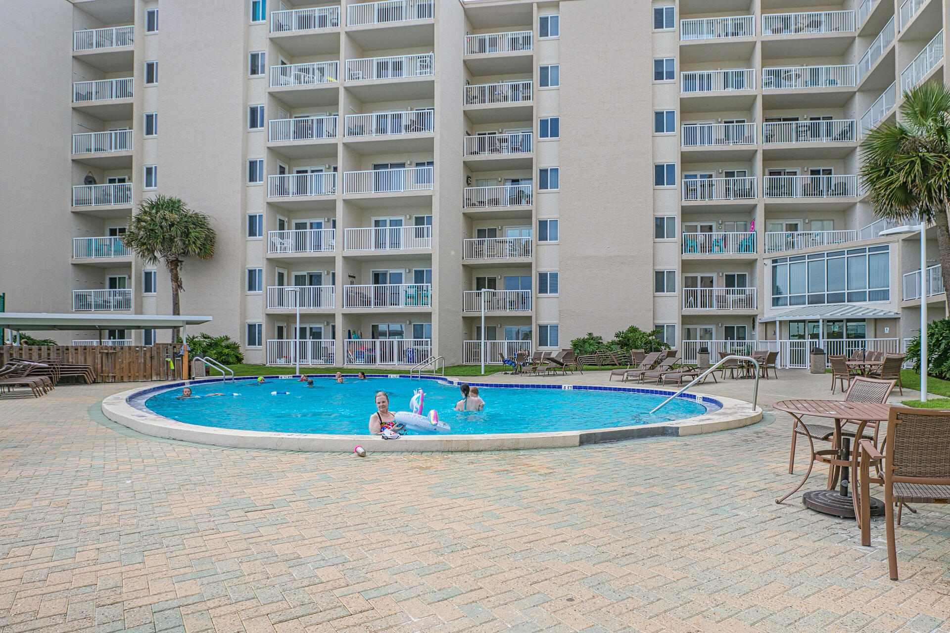 HOLIDAY SURF & RACQUET - Residential