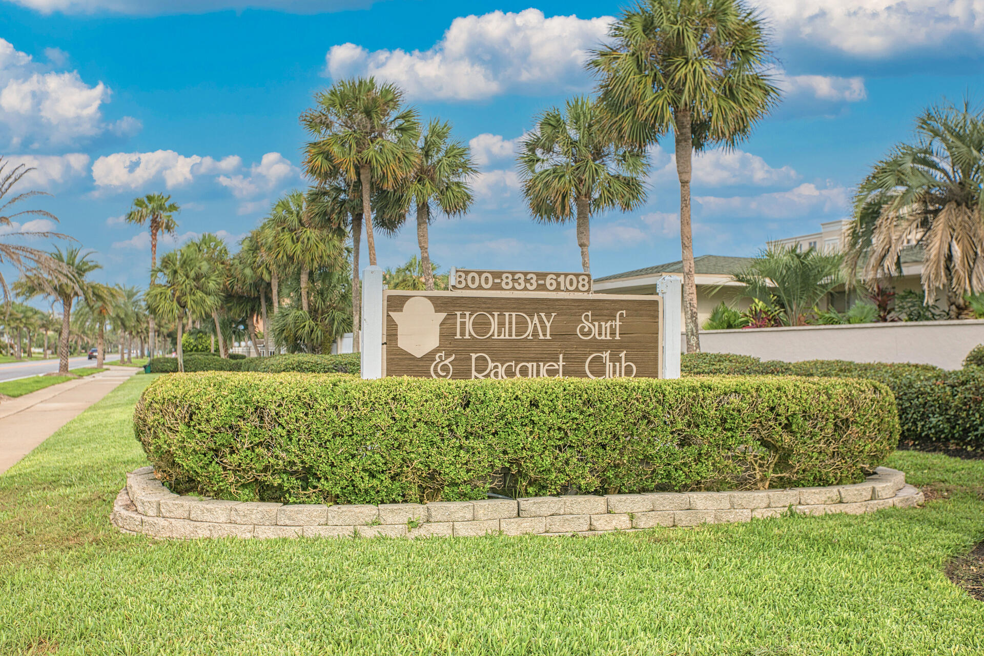 HOLIDAY SURF & RACQUET - Residential