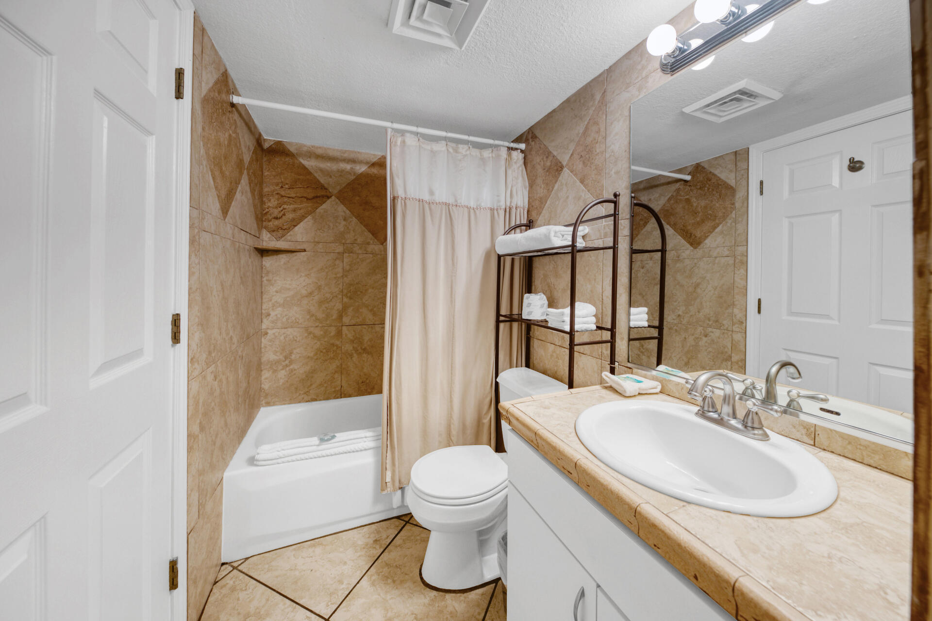 HOLIDAY SURF & RACQUET - Residential