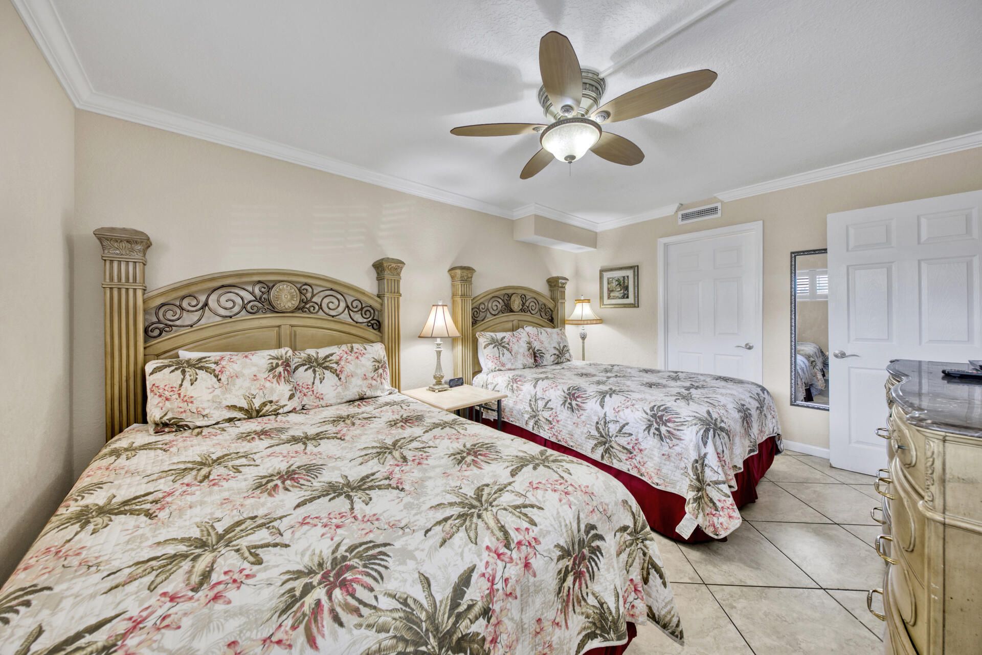 HOLIDAY SURF & RACQUET - Residential