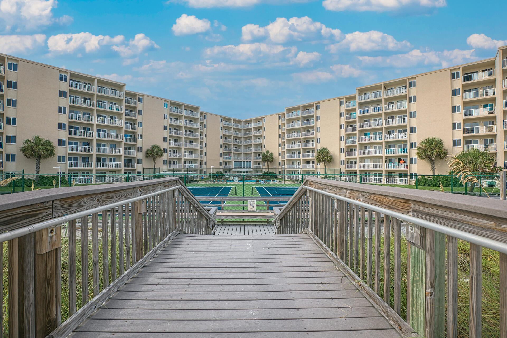 HOLIDAY SURF & RACQUET - Residential