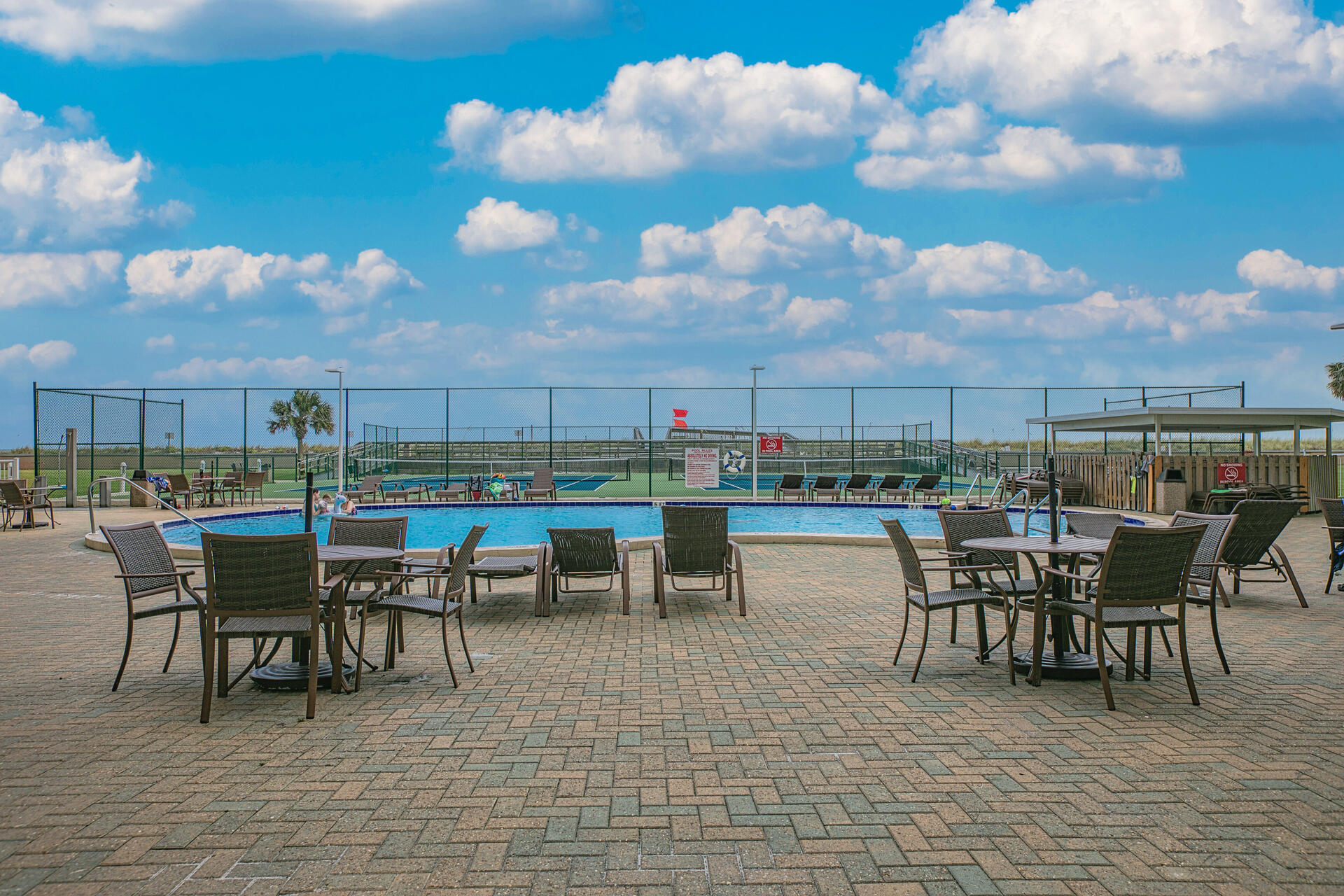 HOLIDAY SURF & RACQUET - Residential