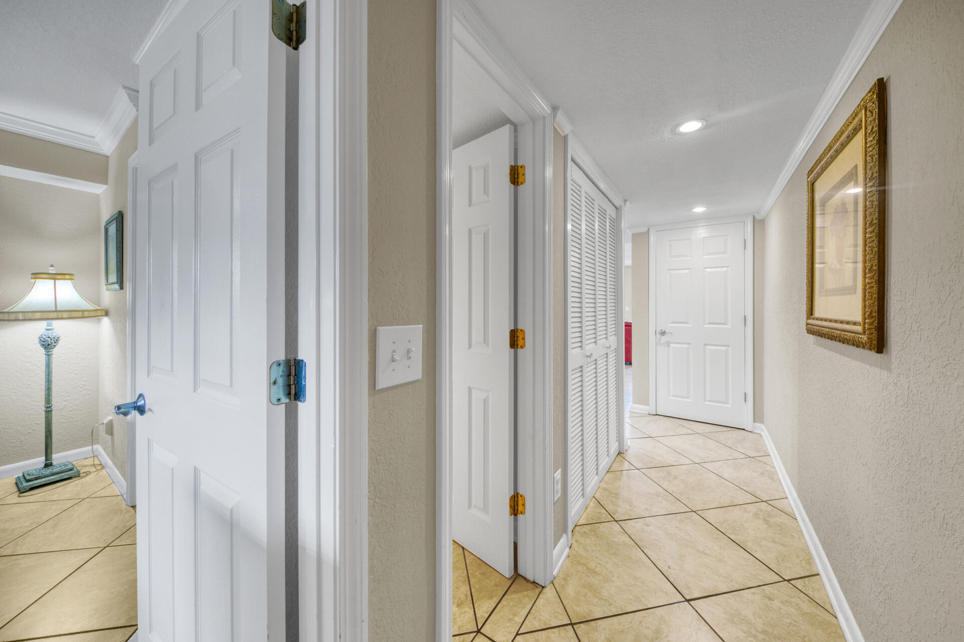 HOLIDAY SURF & RACQUET - Residential