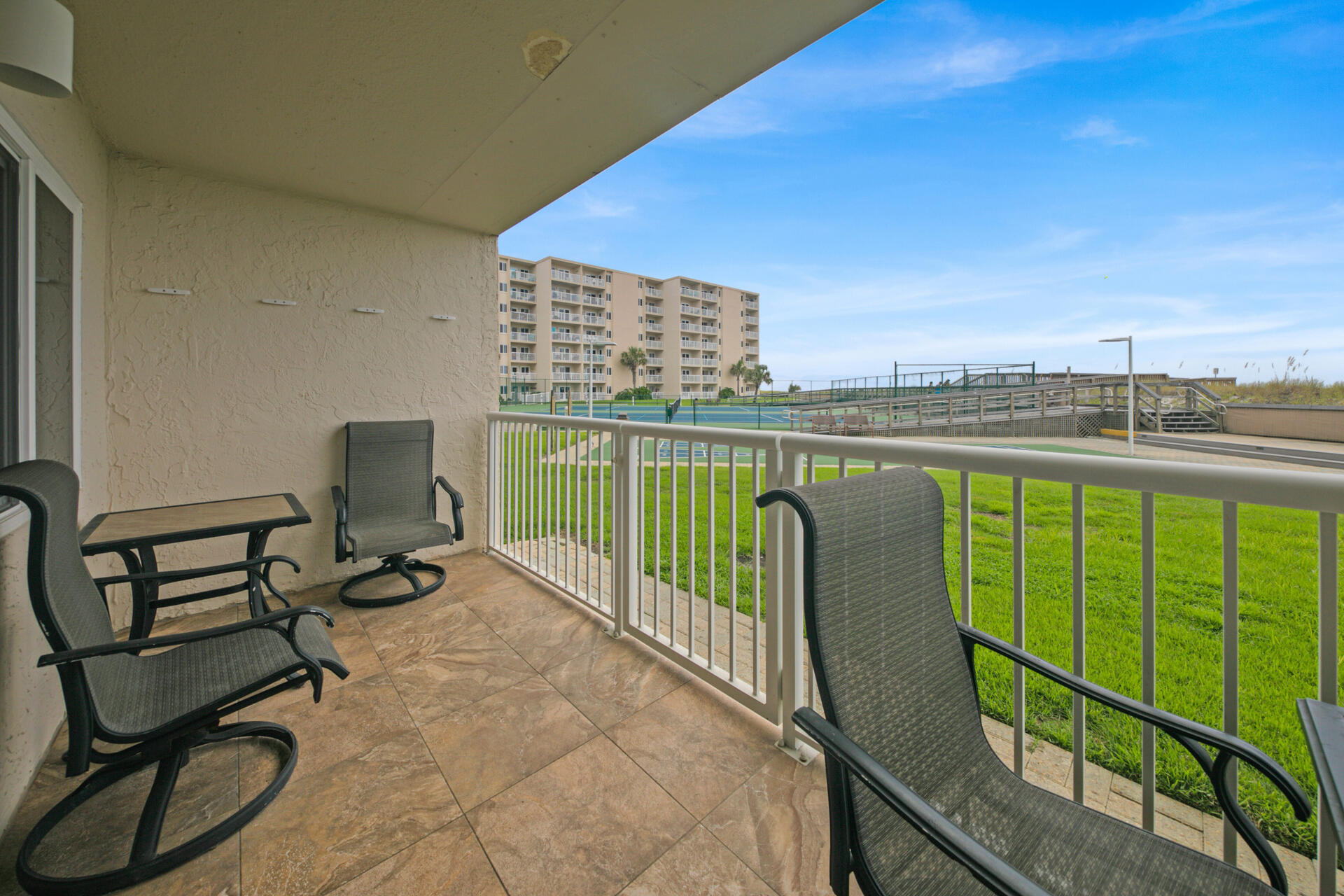 HOLIDAY SURF & RACQUET - Residential