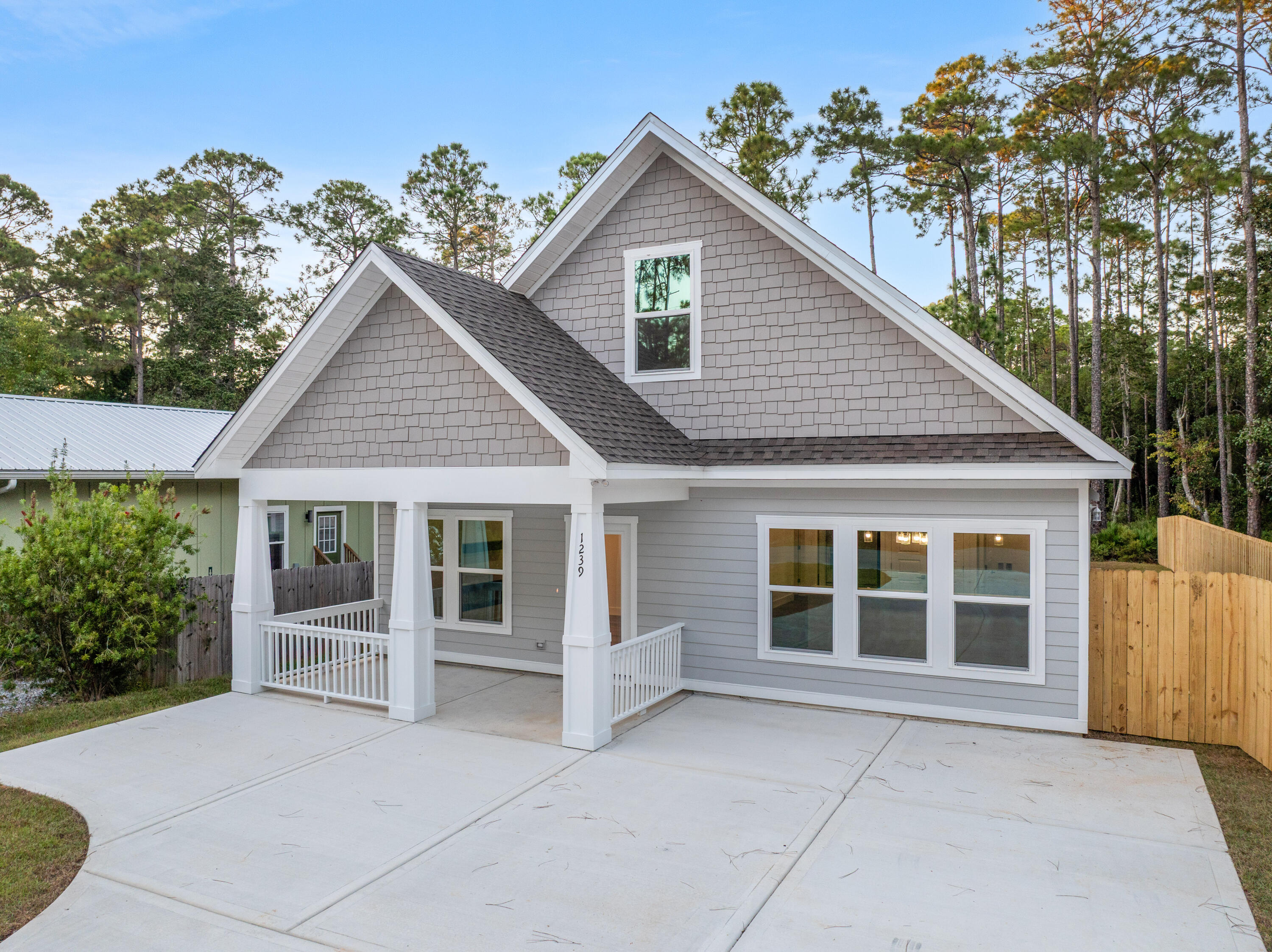 MAGNOLIA BEACH - Residential