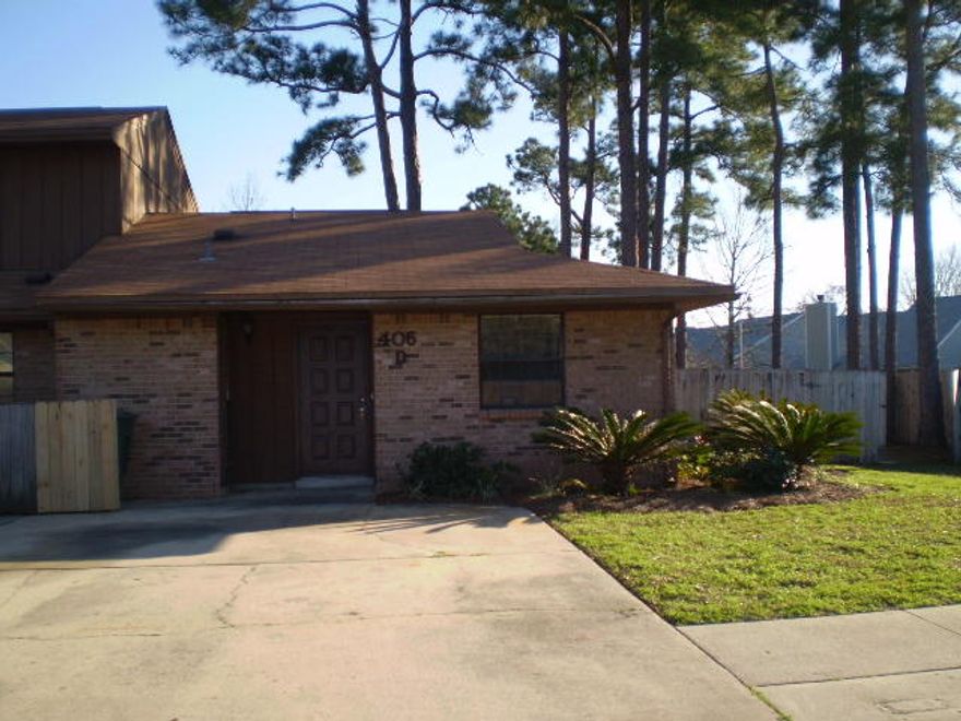 WONDERFUL ONE LEVEL, END UNIT TOWNHOME ON ROGERS STREET.OPEN FLOOR PLAN FOR KITCHEN, LIVING AND DINING AREA. SPACIOUS BEDROOMS. YARD SERVICE AND PEST CONTROL INCL. SORRY, NO PETS ALLOWED. Available April 10.