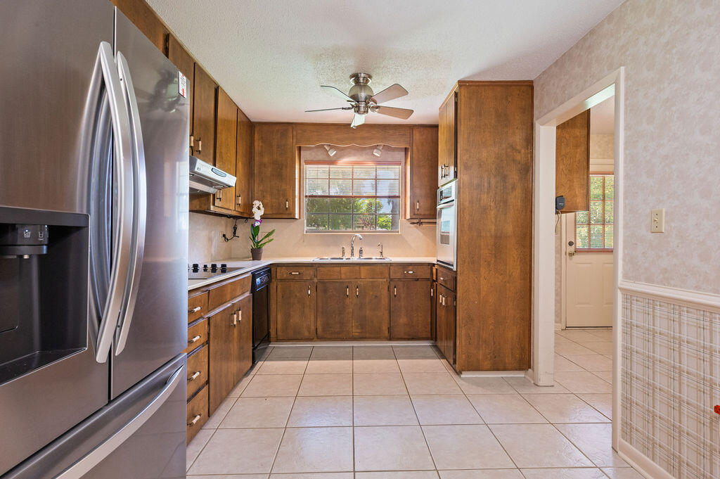 LAKE LORRAINE ESTATES 1 - Residential
