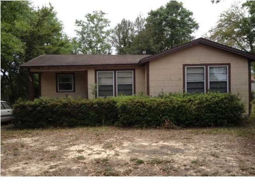 Cozy Florida Cottage - large fenced back yard. Great starter home or investment property!