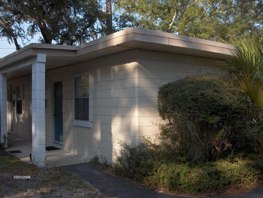 NICE CLEAN DUPLEX LOCATED IN A QUAINT COTTAGE LIKE SETTING. VERY QUIET AND SHADED COMPLEX. Very CONVENIENT TO HURLBURT AS WELL AS MANY OTHER AREAS IN FWB. . UNIT IS FULLY TILED. WATER, SEWER AND GARBAGE ARE PAID BY THE OWNER WHICH WILL SAVE YOU $60 IN YOUR MONTHLY EXPENSES.THERE ARE NO LAUNDRY FACILITIES IN THE APARTMENT OR ON THE PROPERTY. THERE IS NO DISHWASHER. NO PETS ARE ALLOWED. TENANTS DO NOT HAVE ACCESS TO THE INTERCOASTAL WATERWAY BEHIND THE MAIN HOUSE. SORRY NO PETS ALLOWED THERE IS ONLY ONE PARKING SPACE AVAILABLE PER UNIT . LEASE TERM IS 10 MONTHS