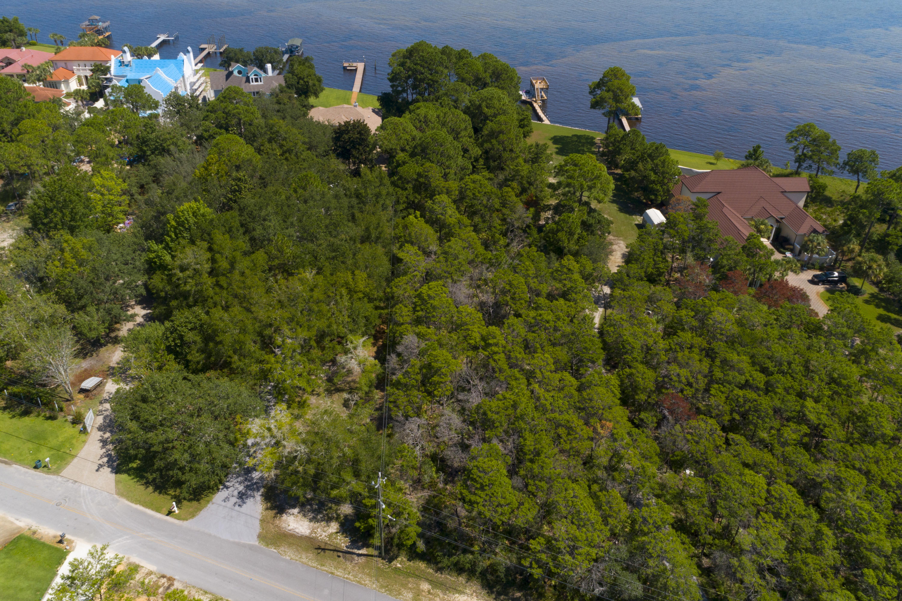 WHISPERING OAKS - Land